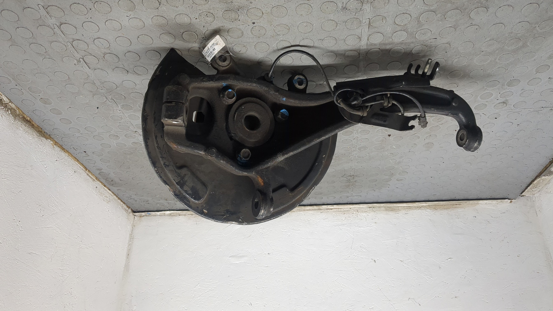 Кулак поворотный передний левый