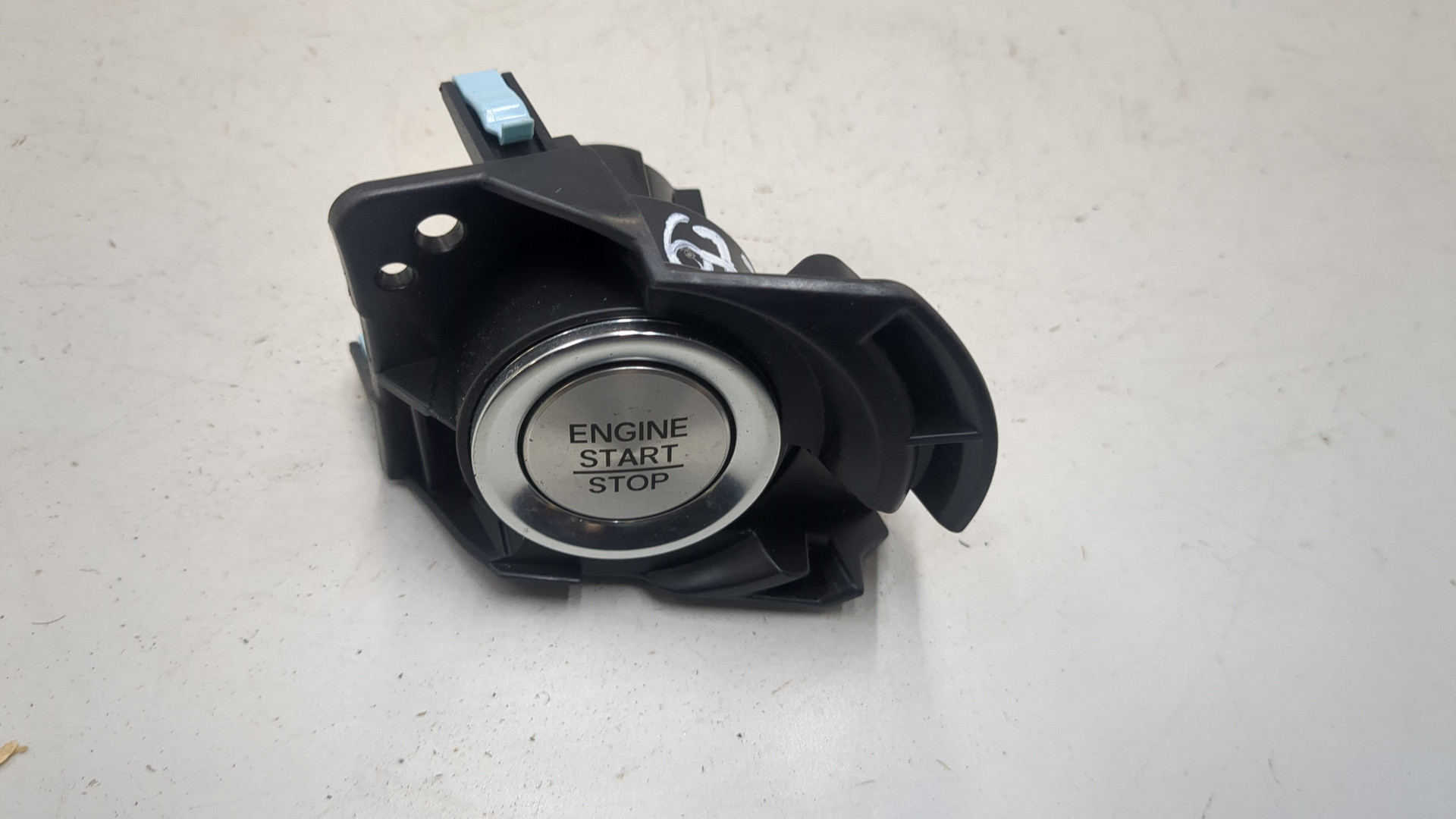 Кнопка запуска двигателя