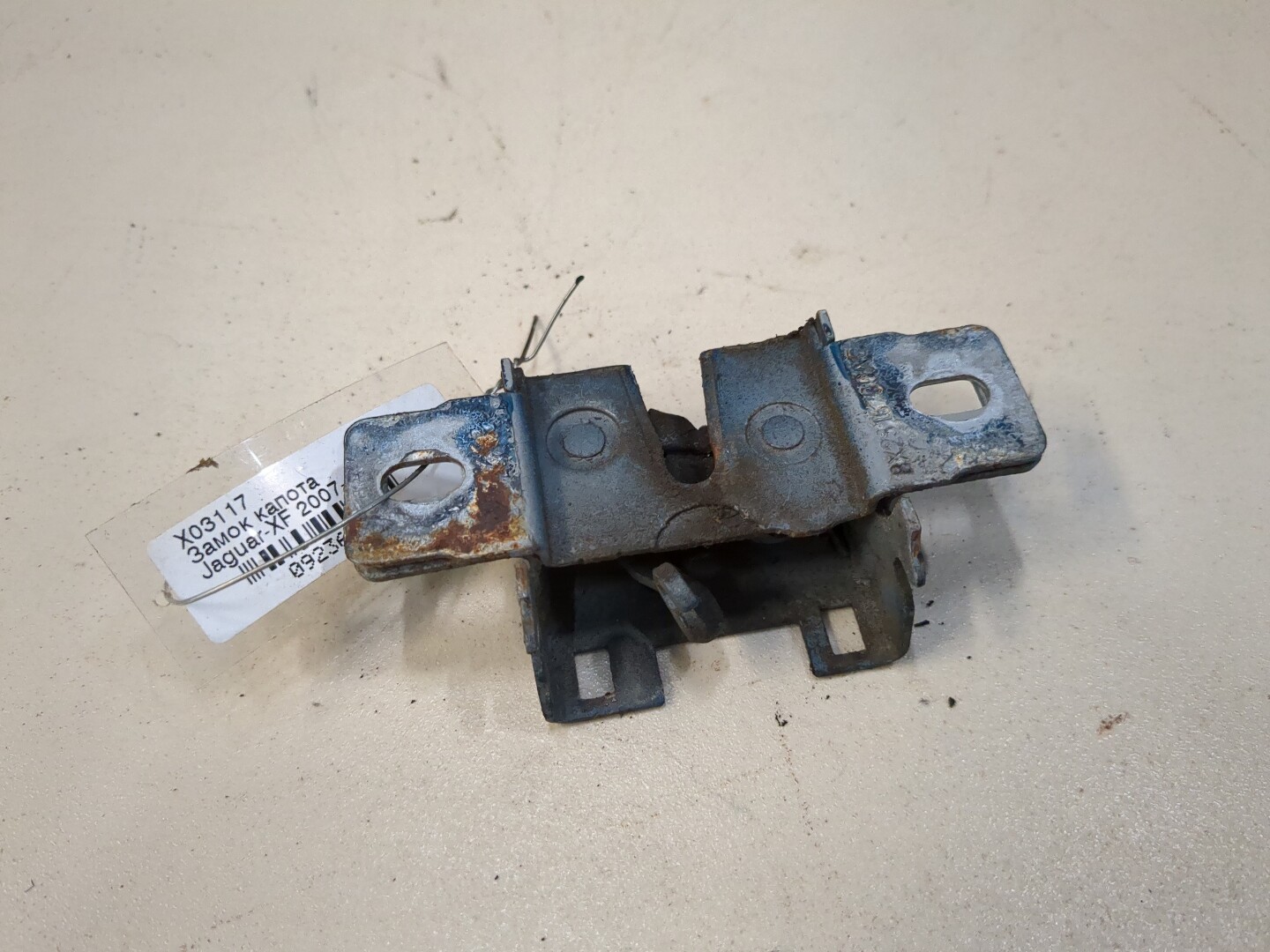 Замок капота