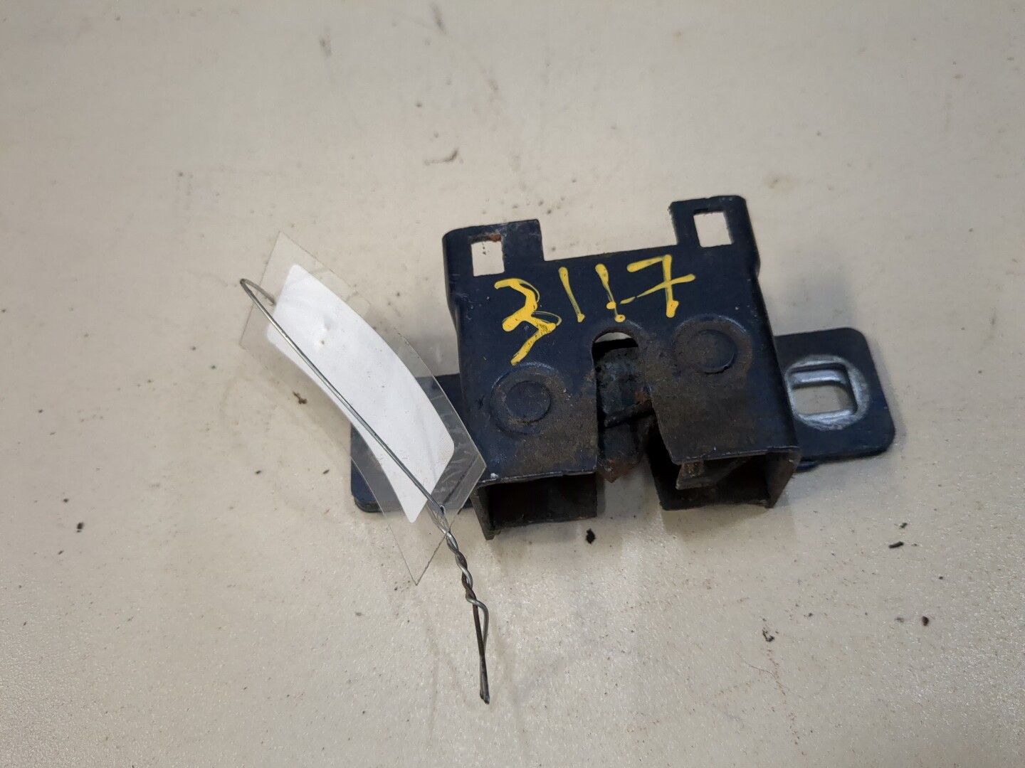 Замок капота