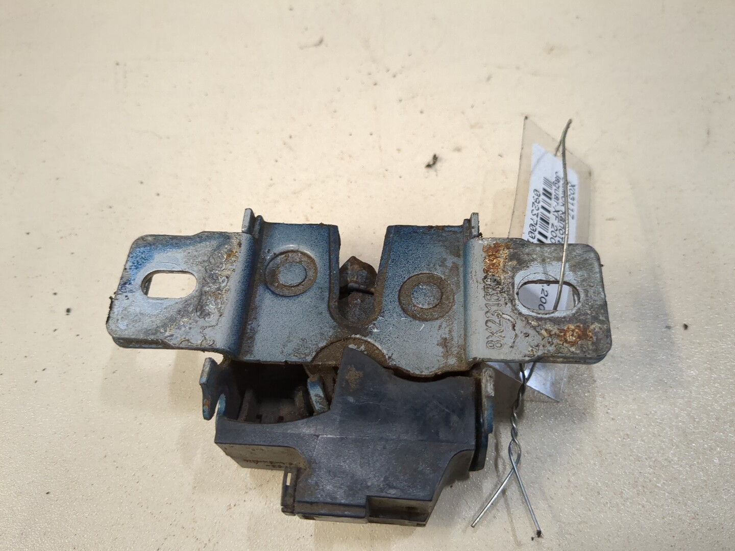 Замок капота