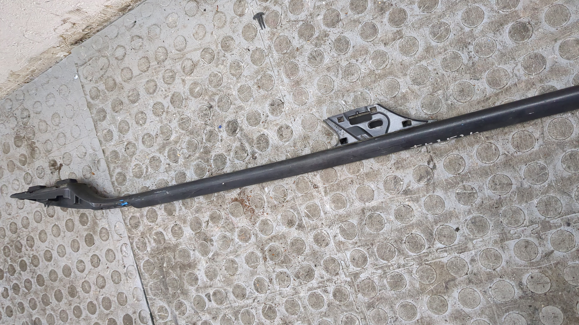 Рейлинг (релинг) левый (планка на крышу)