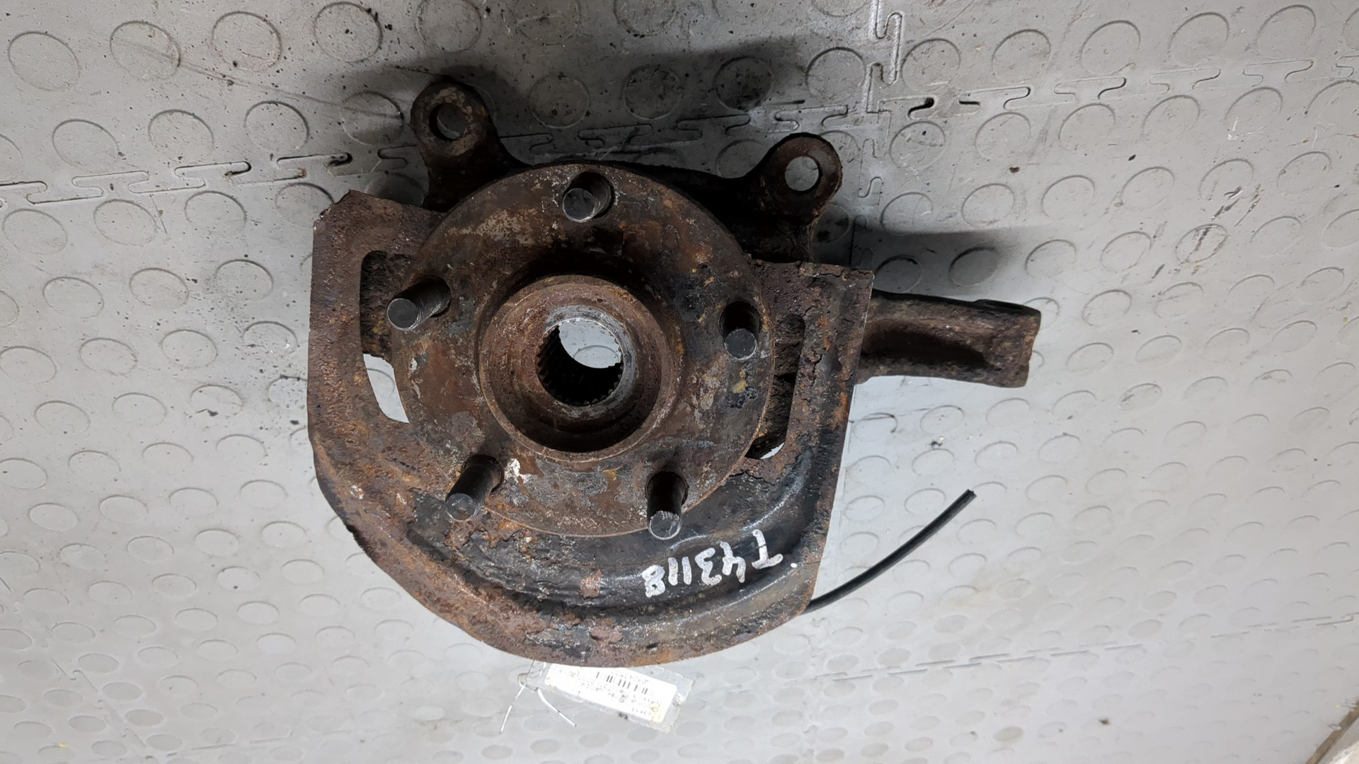 Кулак поворотный передний левый