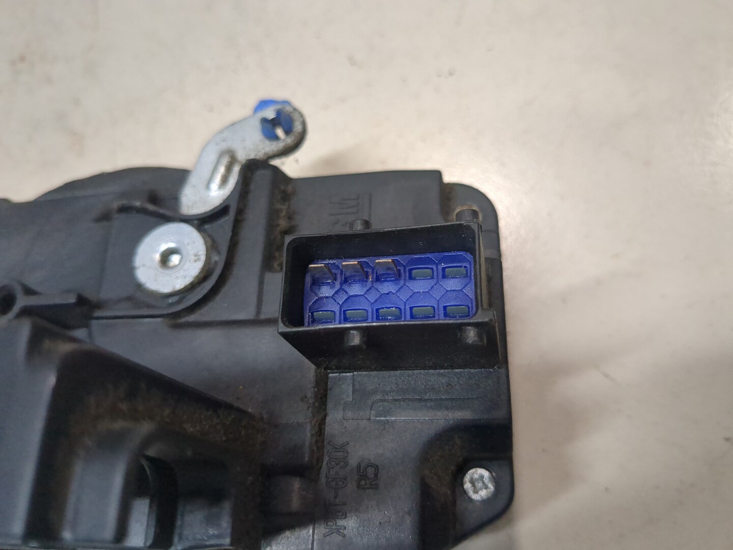 Замок двери передней правой