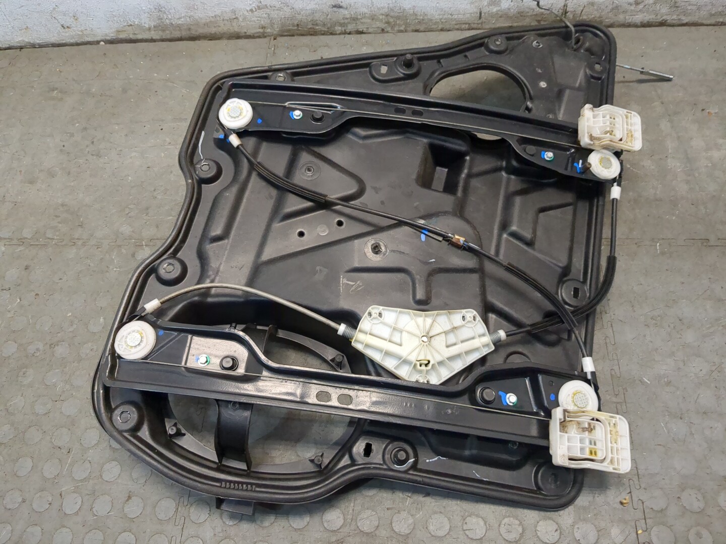 Стеклоподъемник электр. задний правый