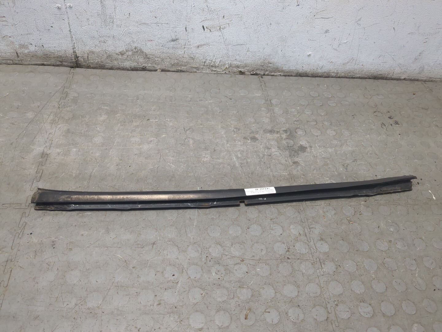 Накладка стекла переднего левого