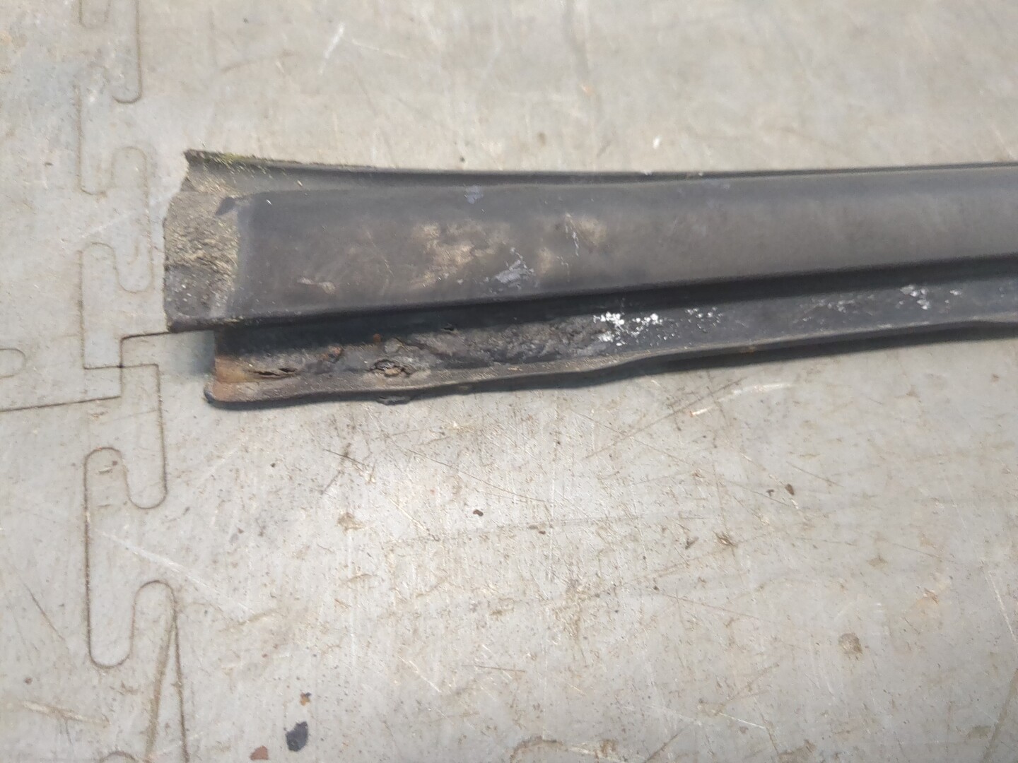 Накладка стекла переднего левого