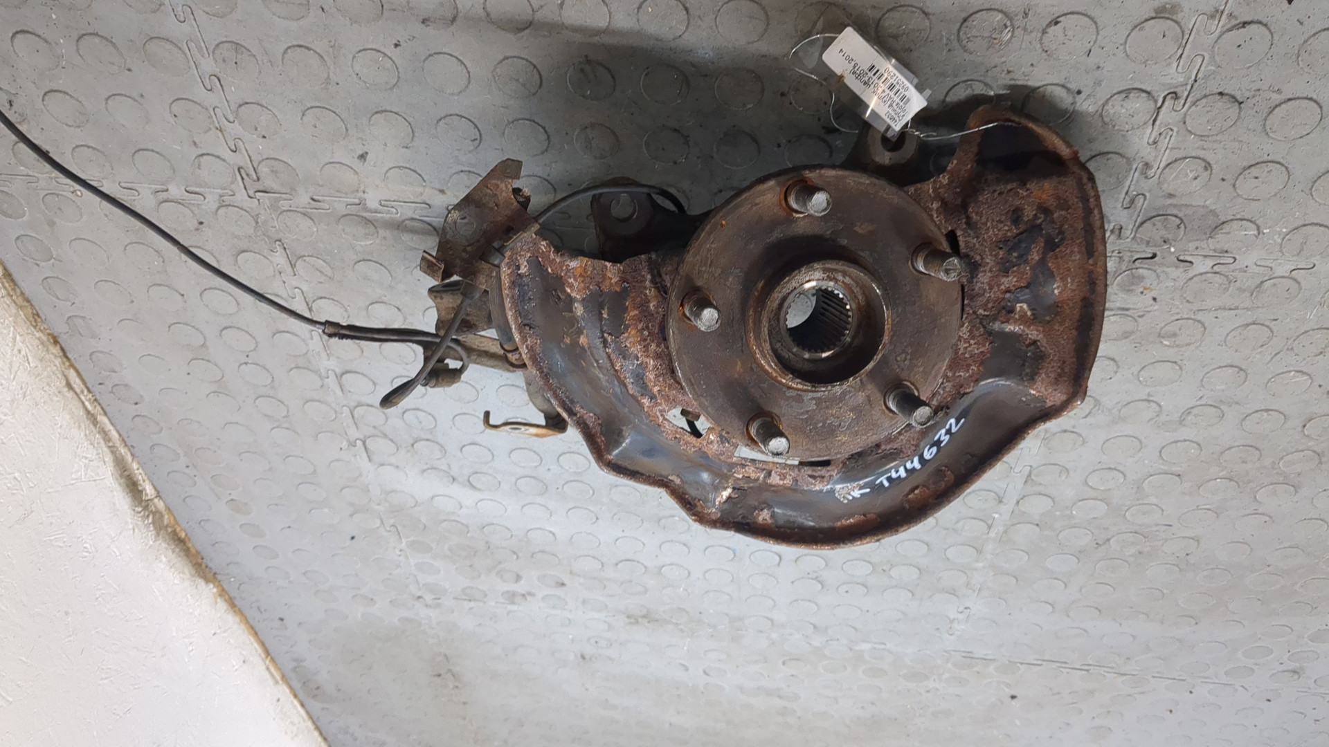 Кулак поворотный передний правый