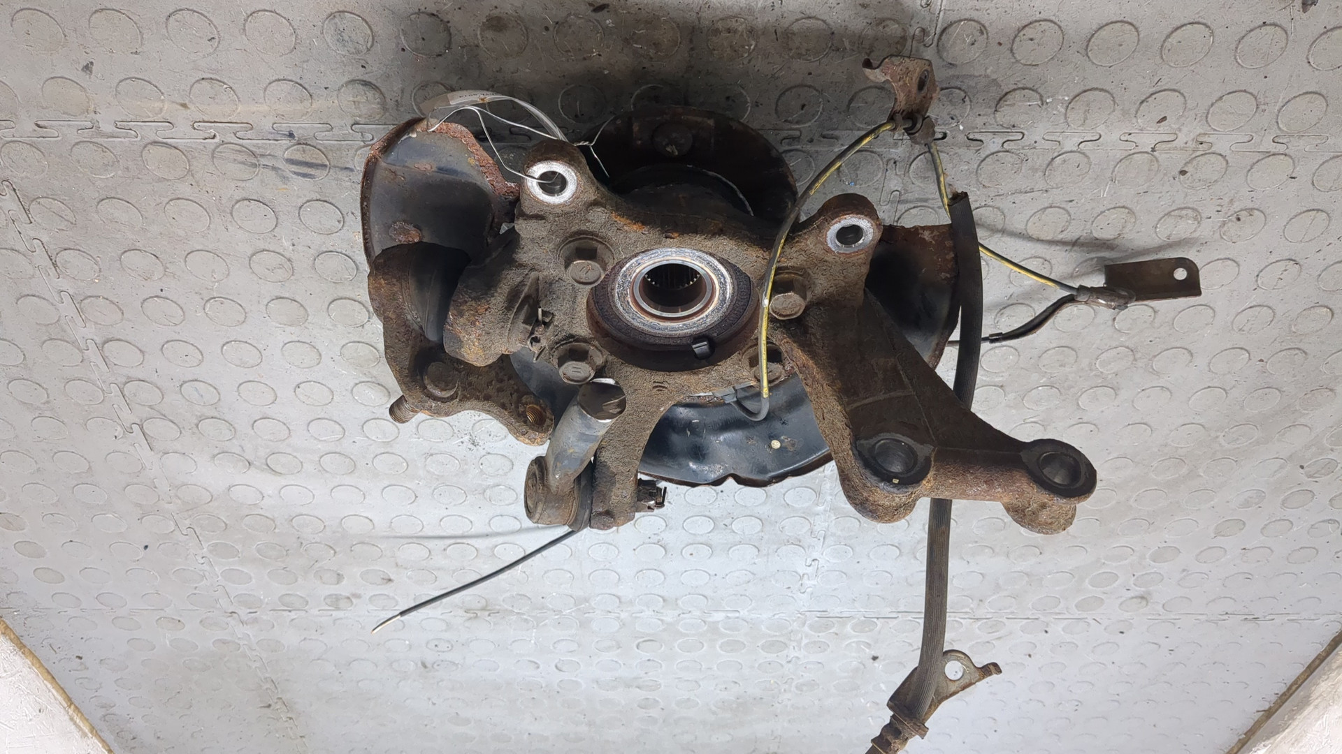 Кулак поворотный передний правый