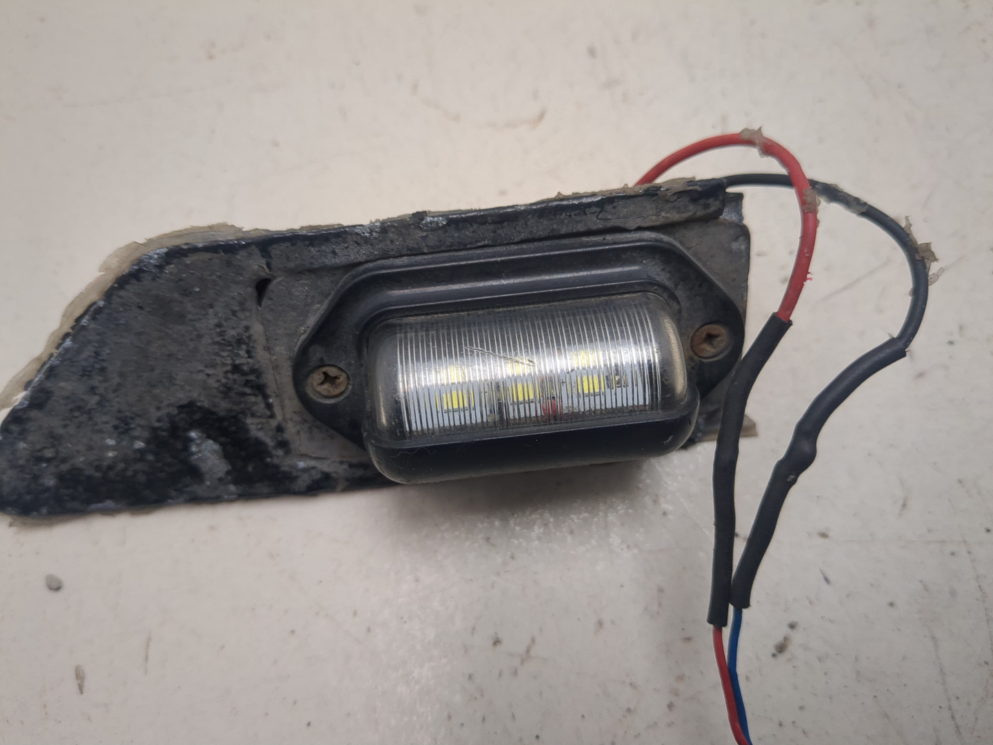 Фонарь подсветки номера