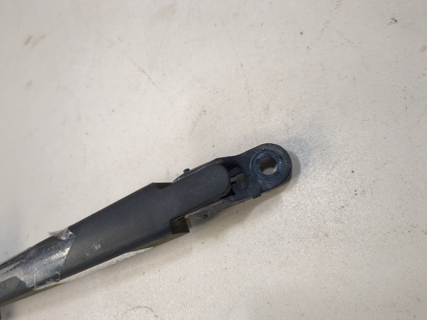 Поводок стеклоочистителя заднего