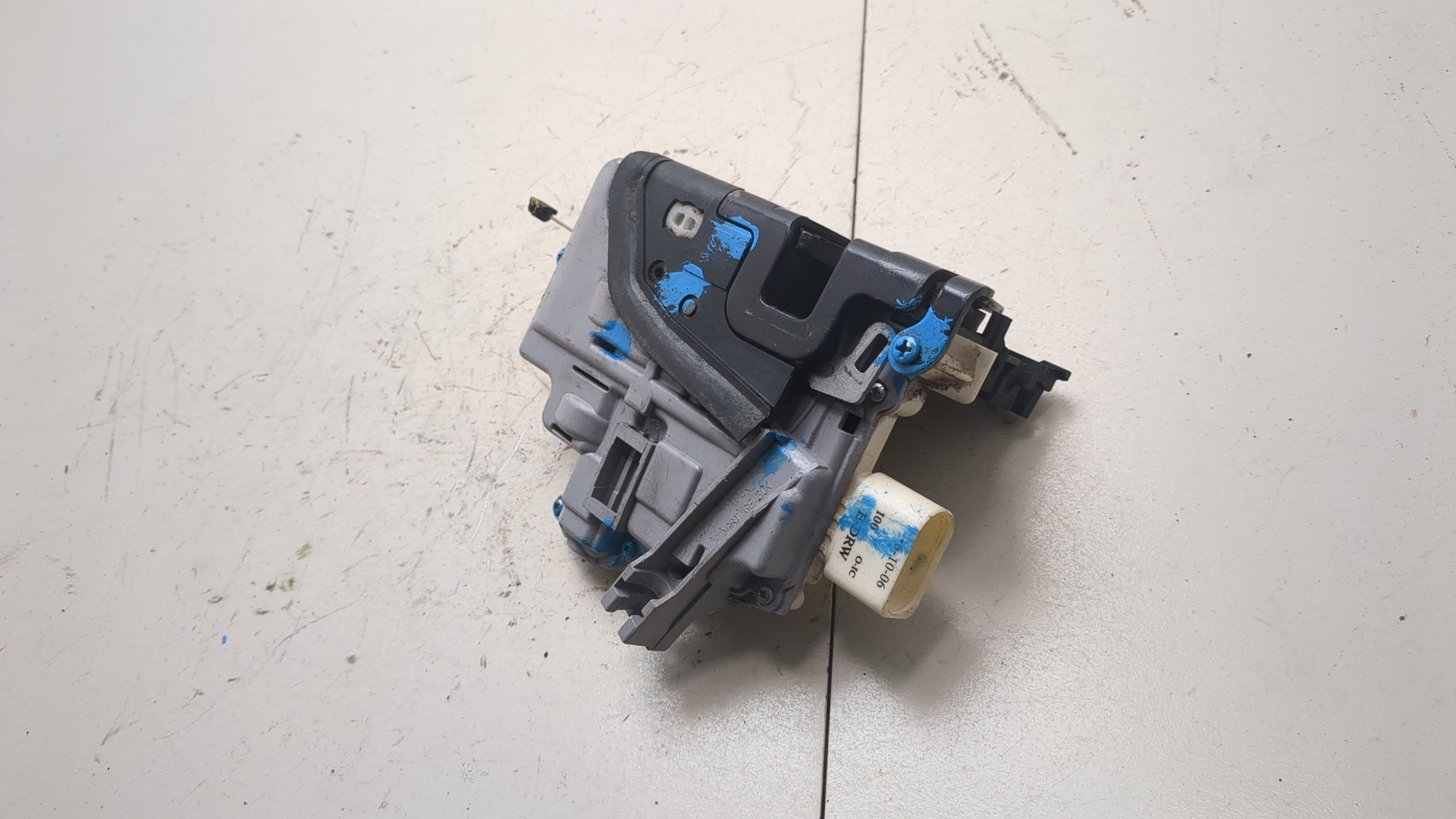 Замок двери передней правой