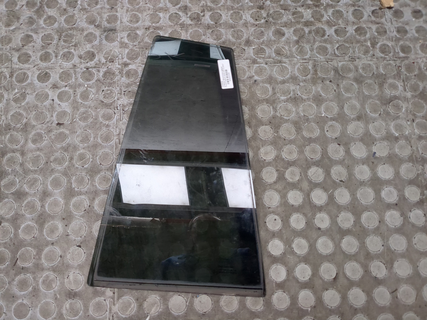 Стекло двери задней левой (форточка)