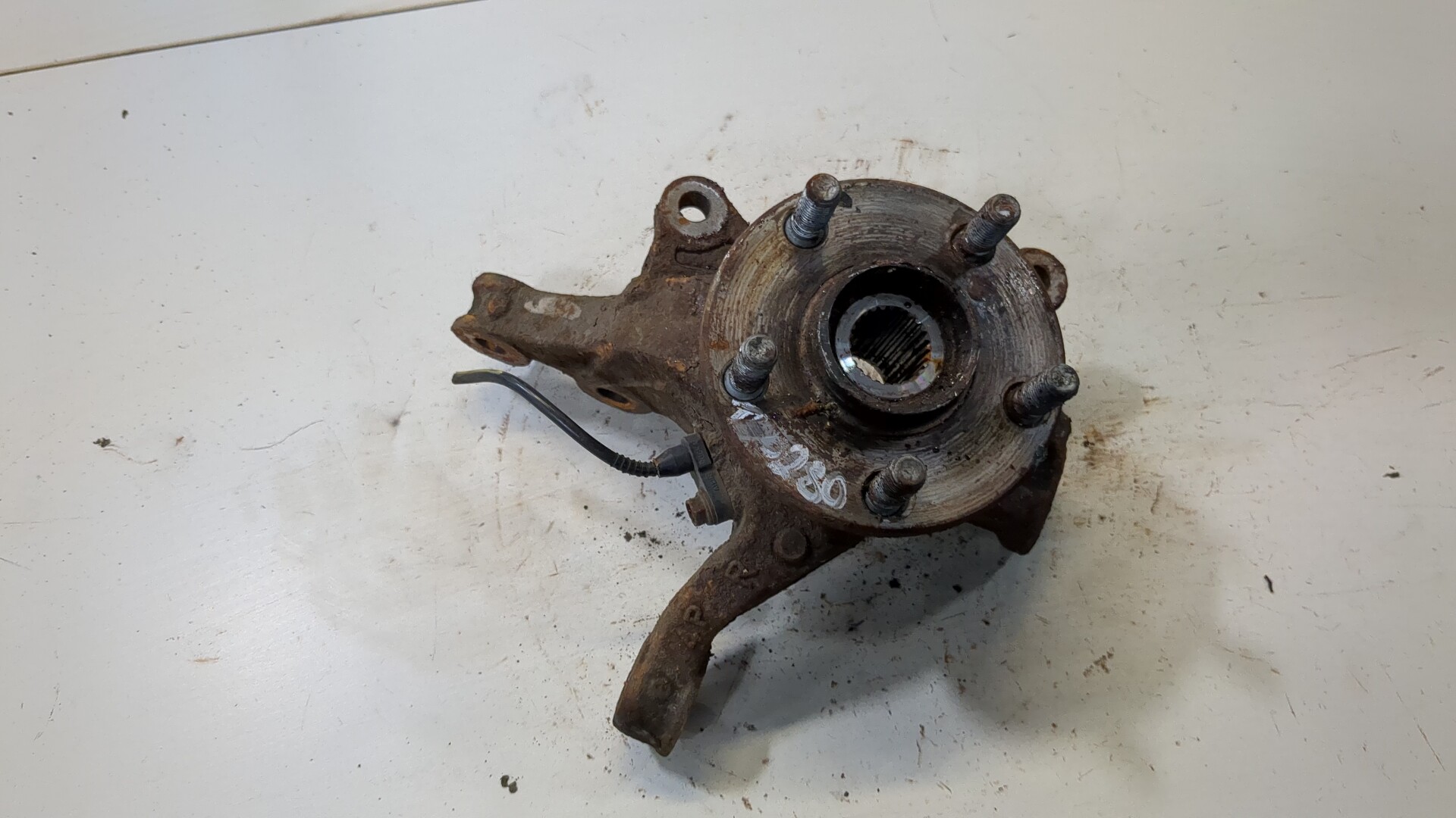 Кулак поворотный передний правый