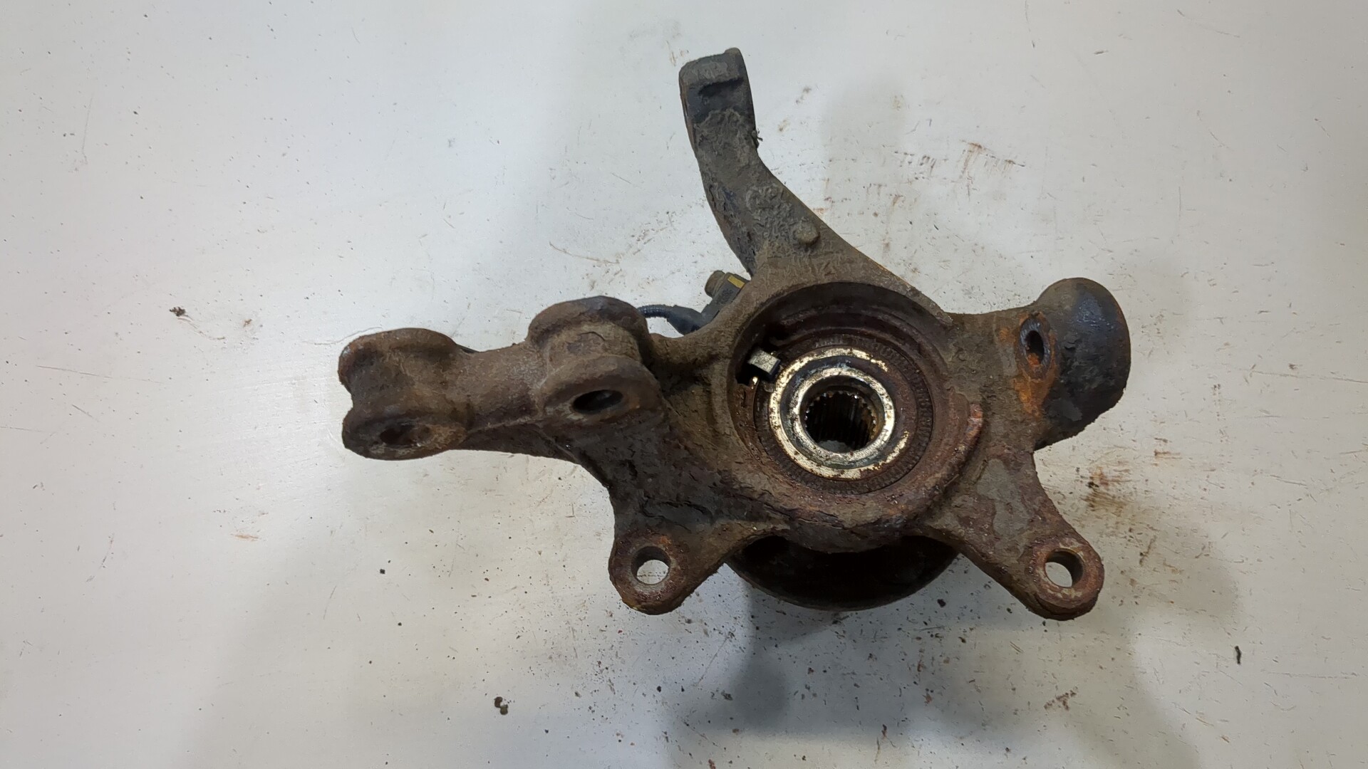 Кулак поворотный передний правый