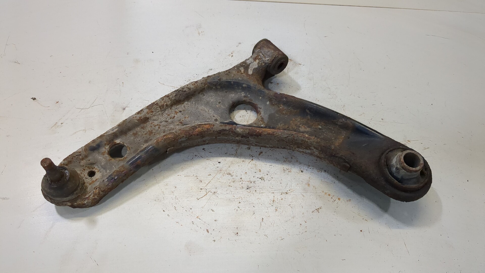 Рычаг передний левый