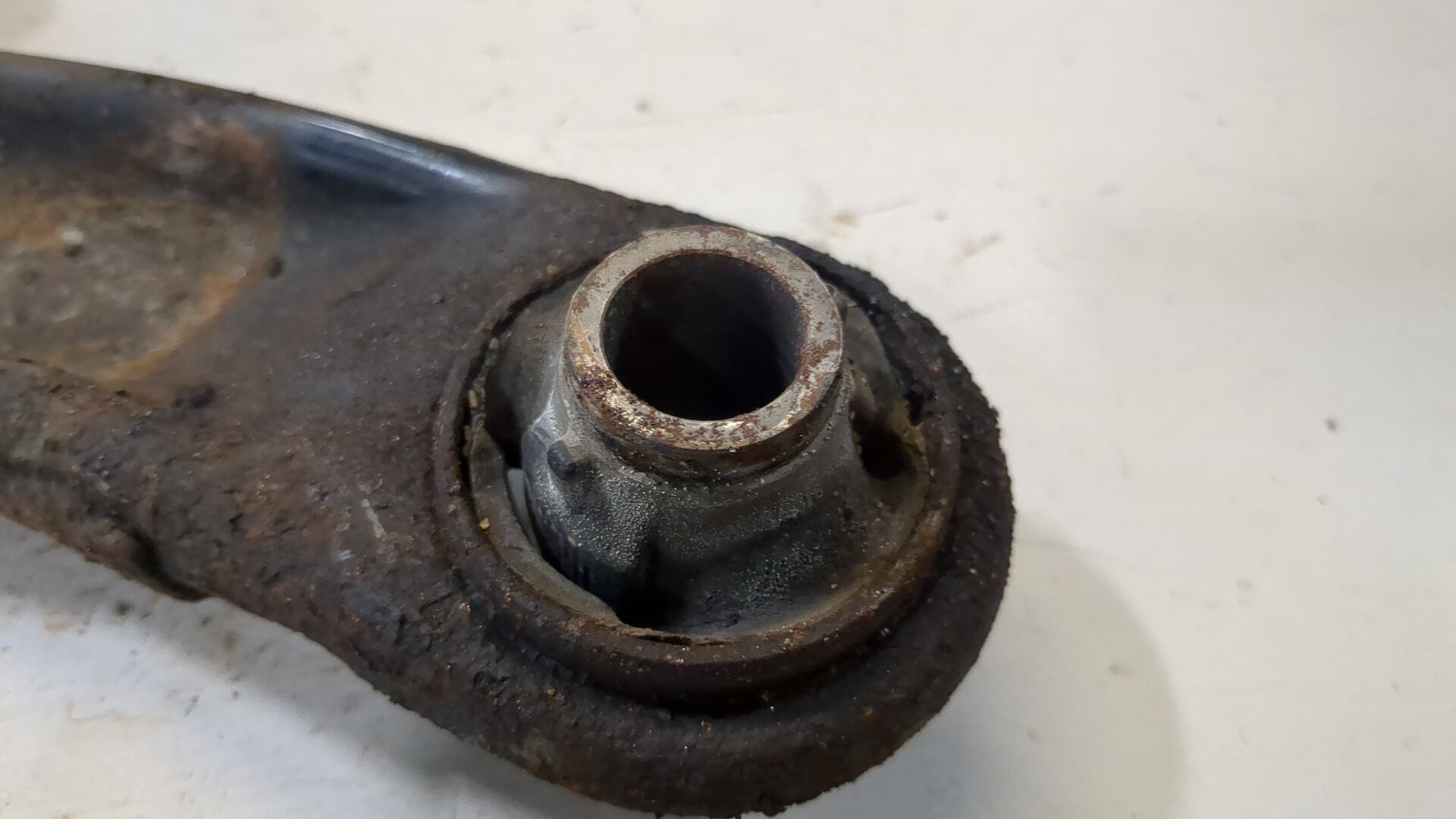 Рычаг передний левый