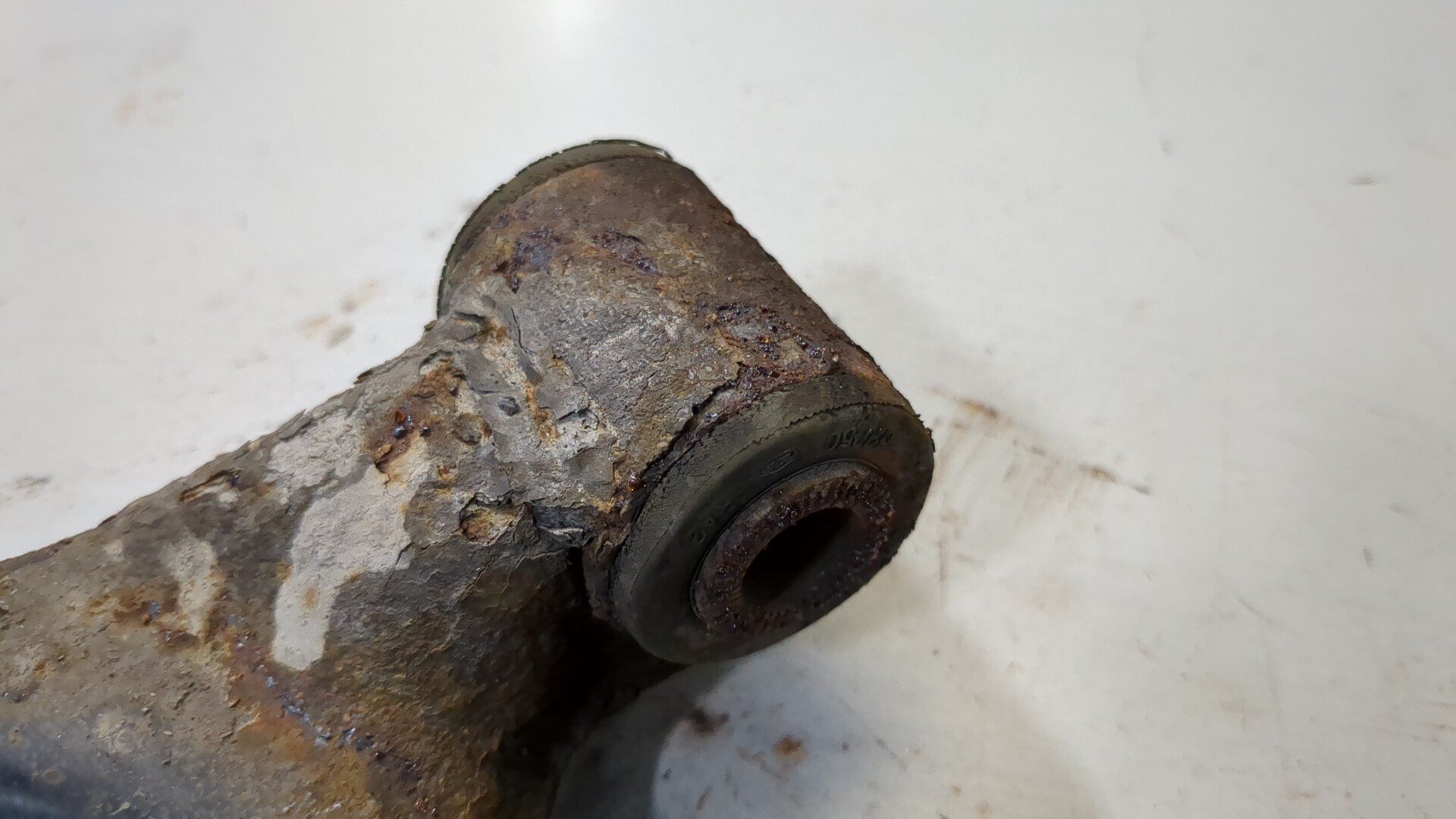 Рычаг передний левый