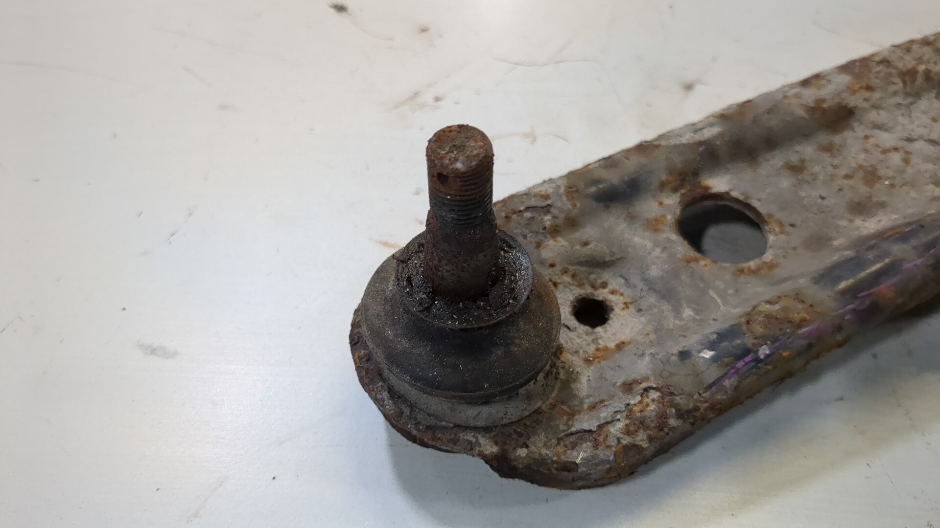 Рычаг передний левый