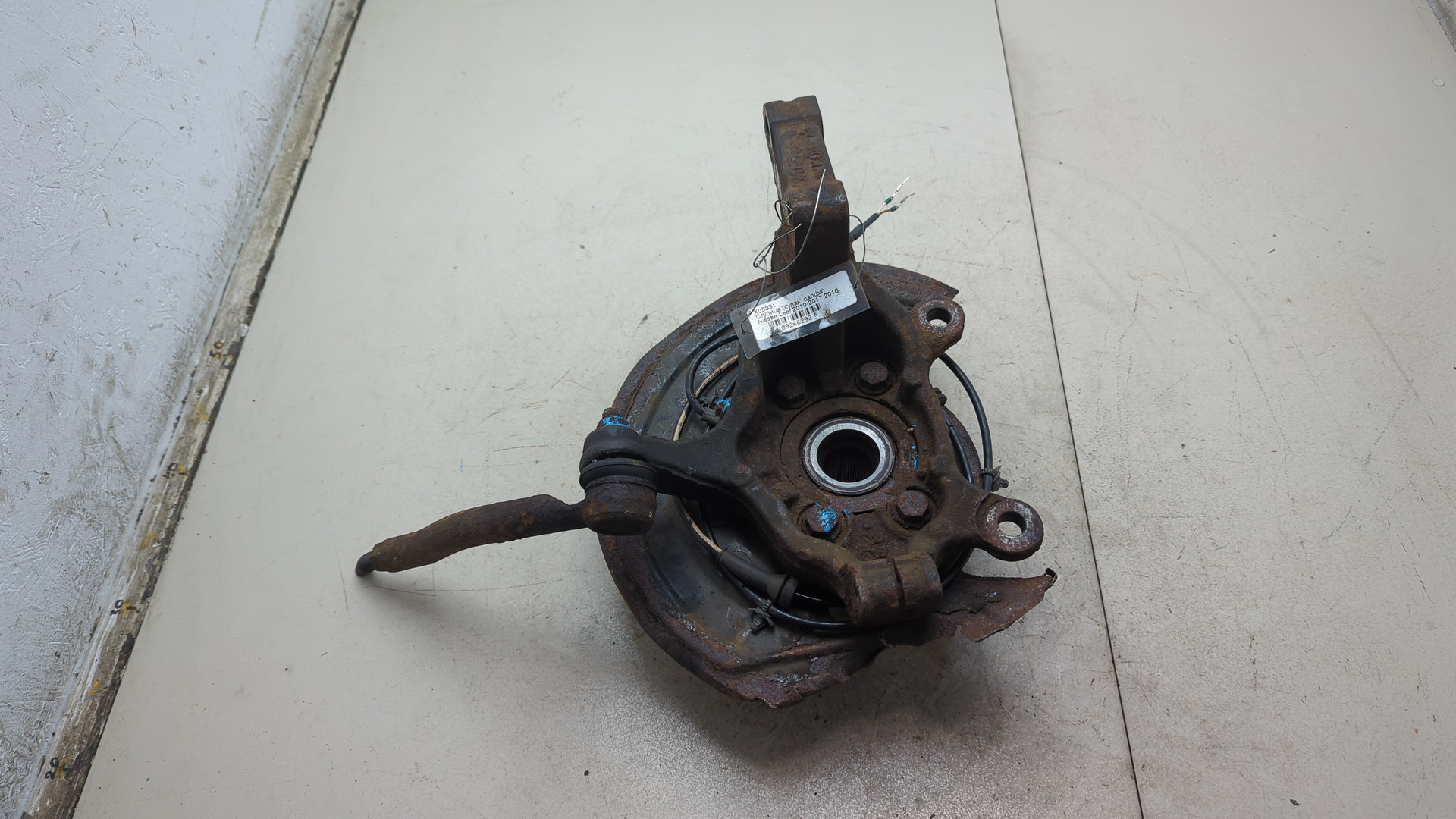 Кулак поворотный передний левый