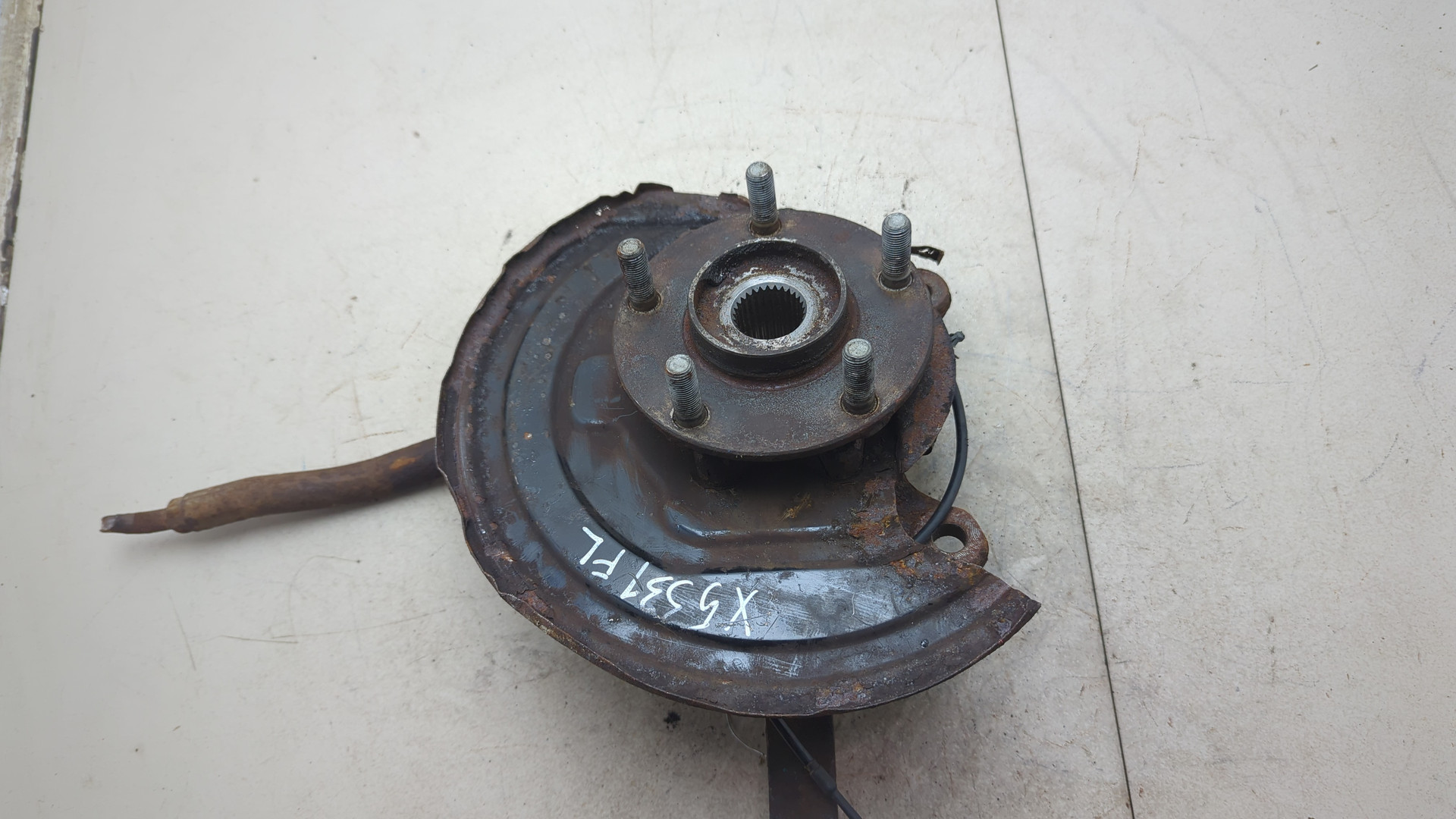 Кулак поворотный передний левый