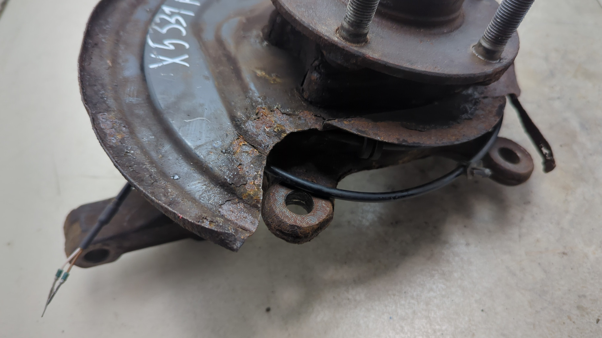 Кулак поворотный передний левый