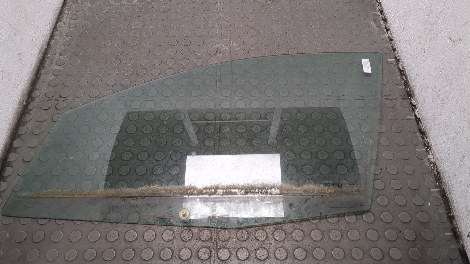 Стекло двери передней левой