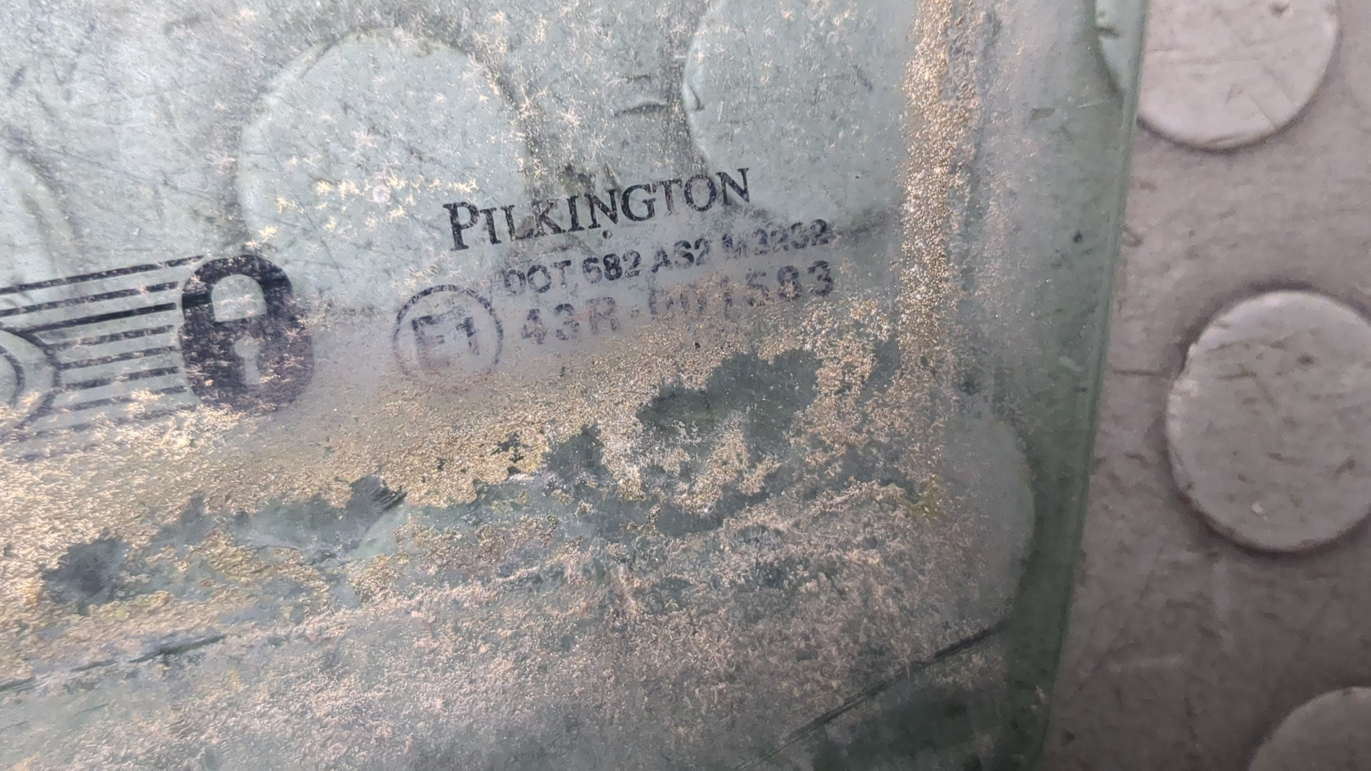 Стекло двери передней левой