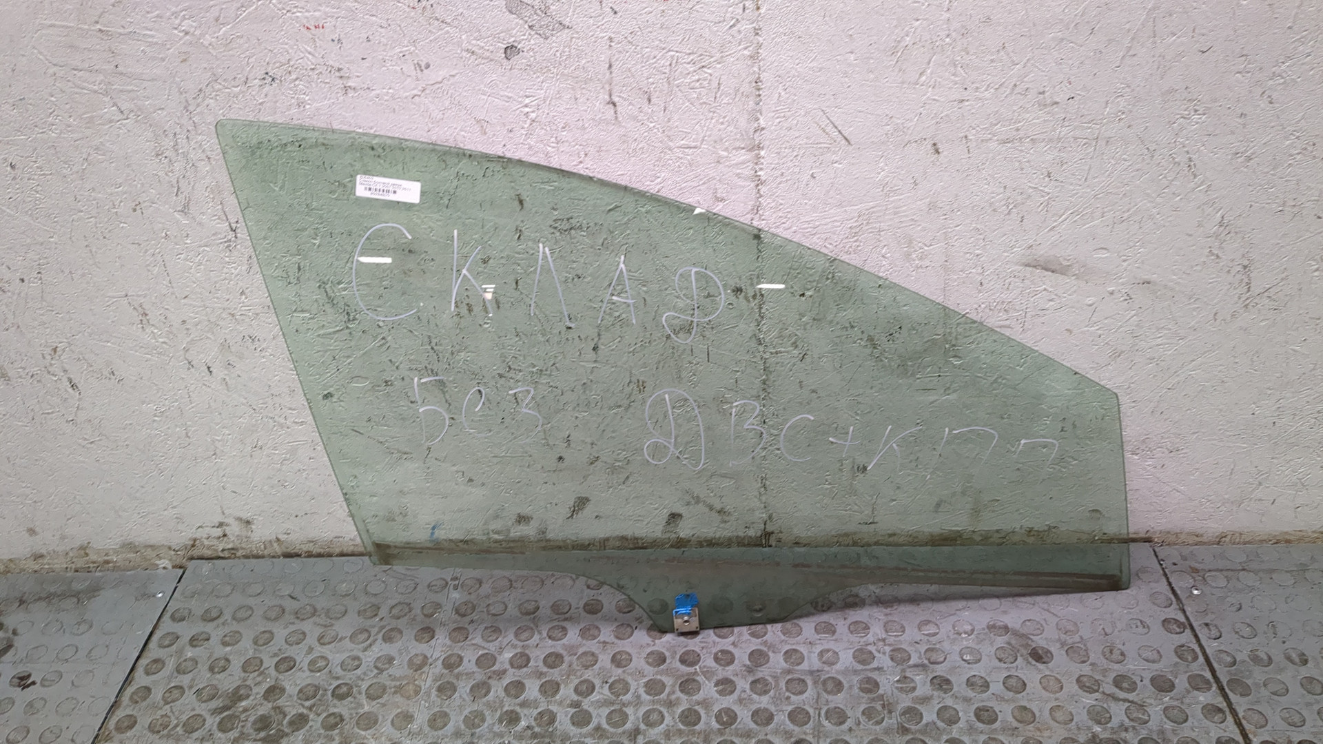 Стекло двери передней правой