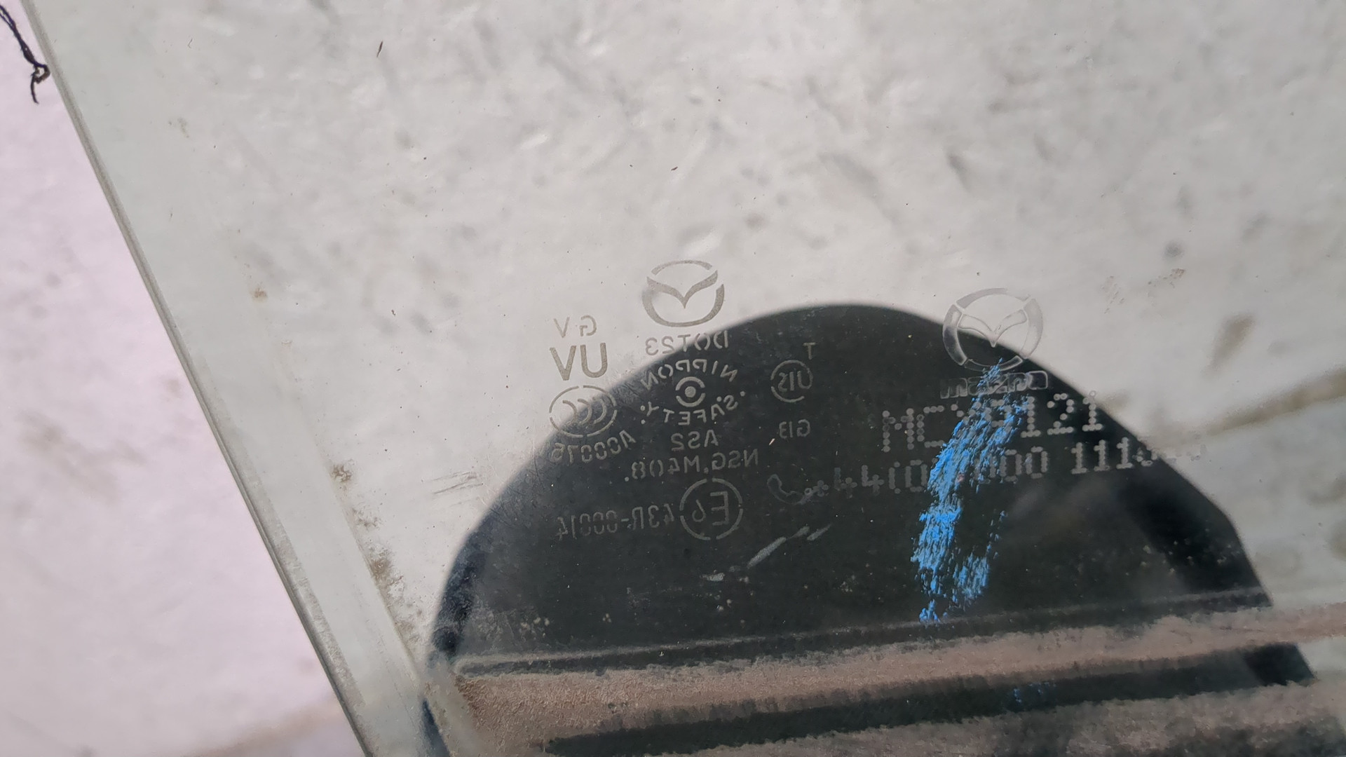 Стекло двери передней правой