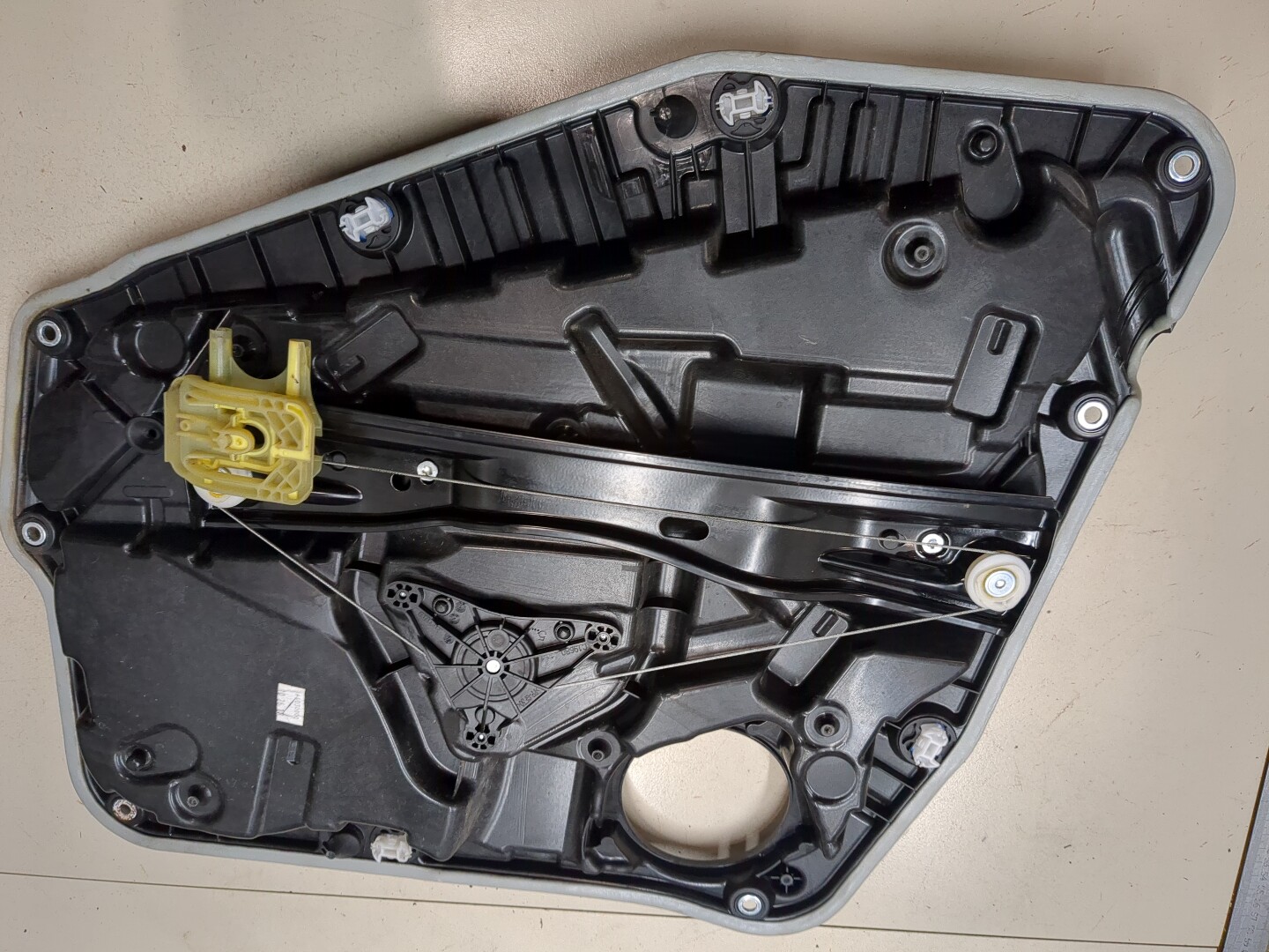 Стеклоподъемник электр. задний правый