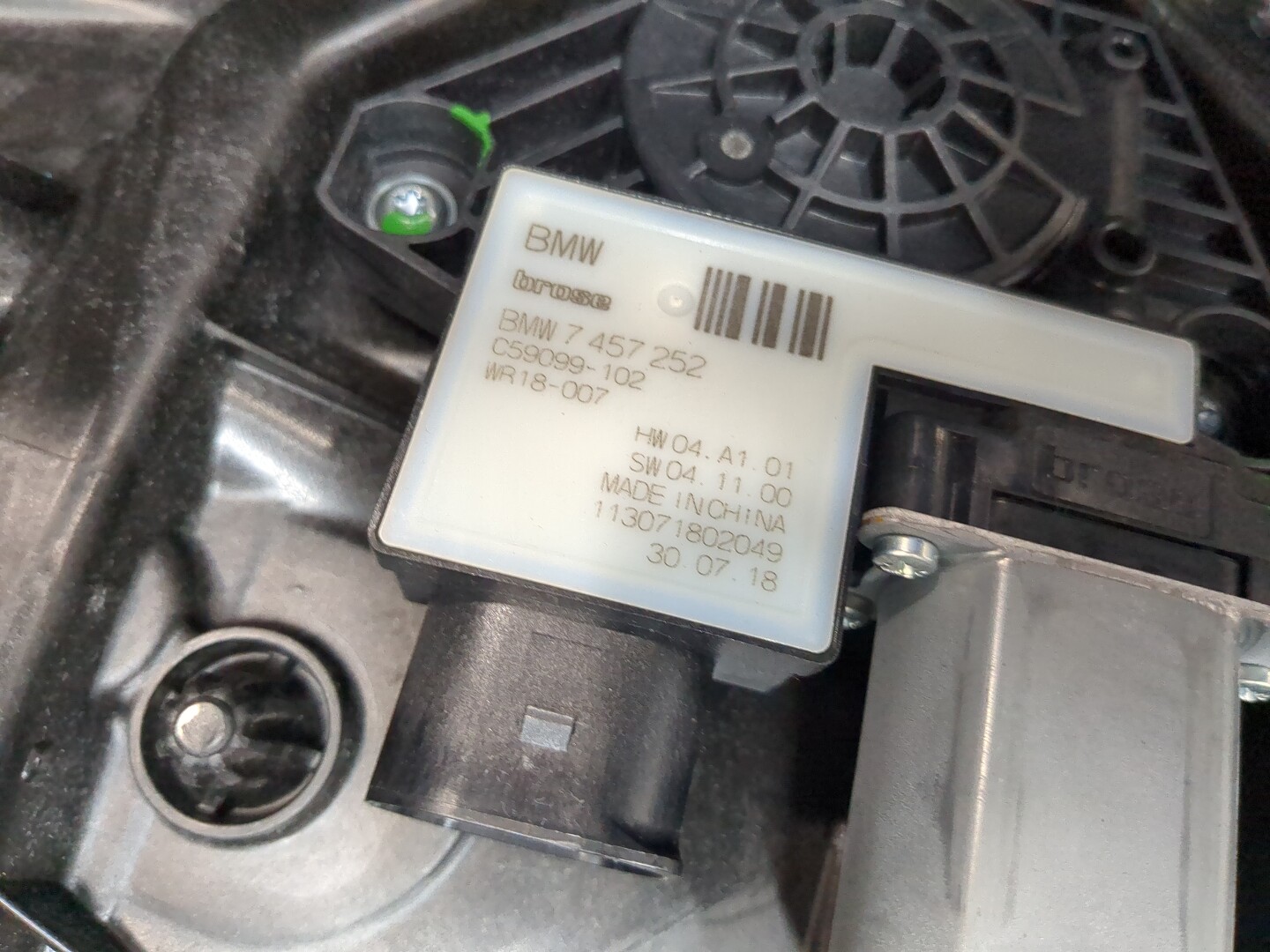 Стеклоподъемник электр. задний правый