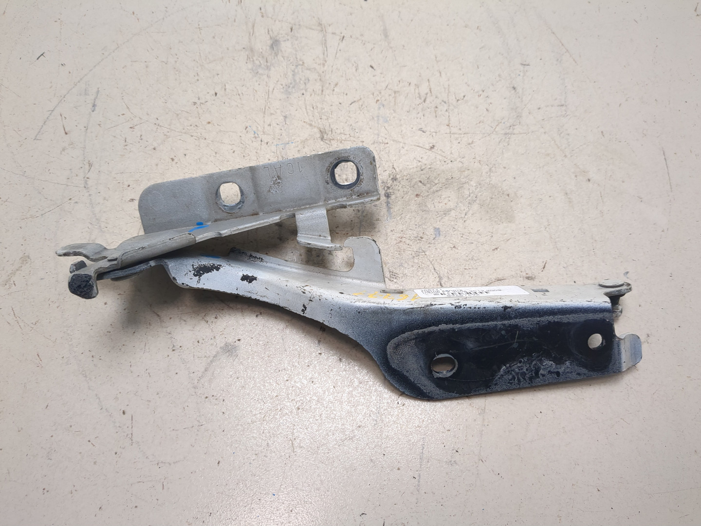 Петля капота левая