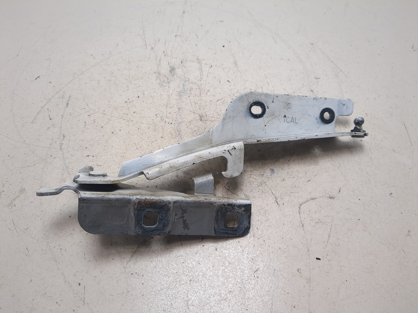 Петля капота левая