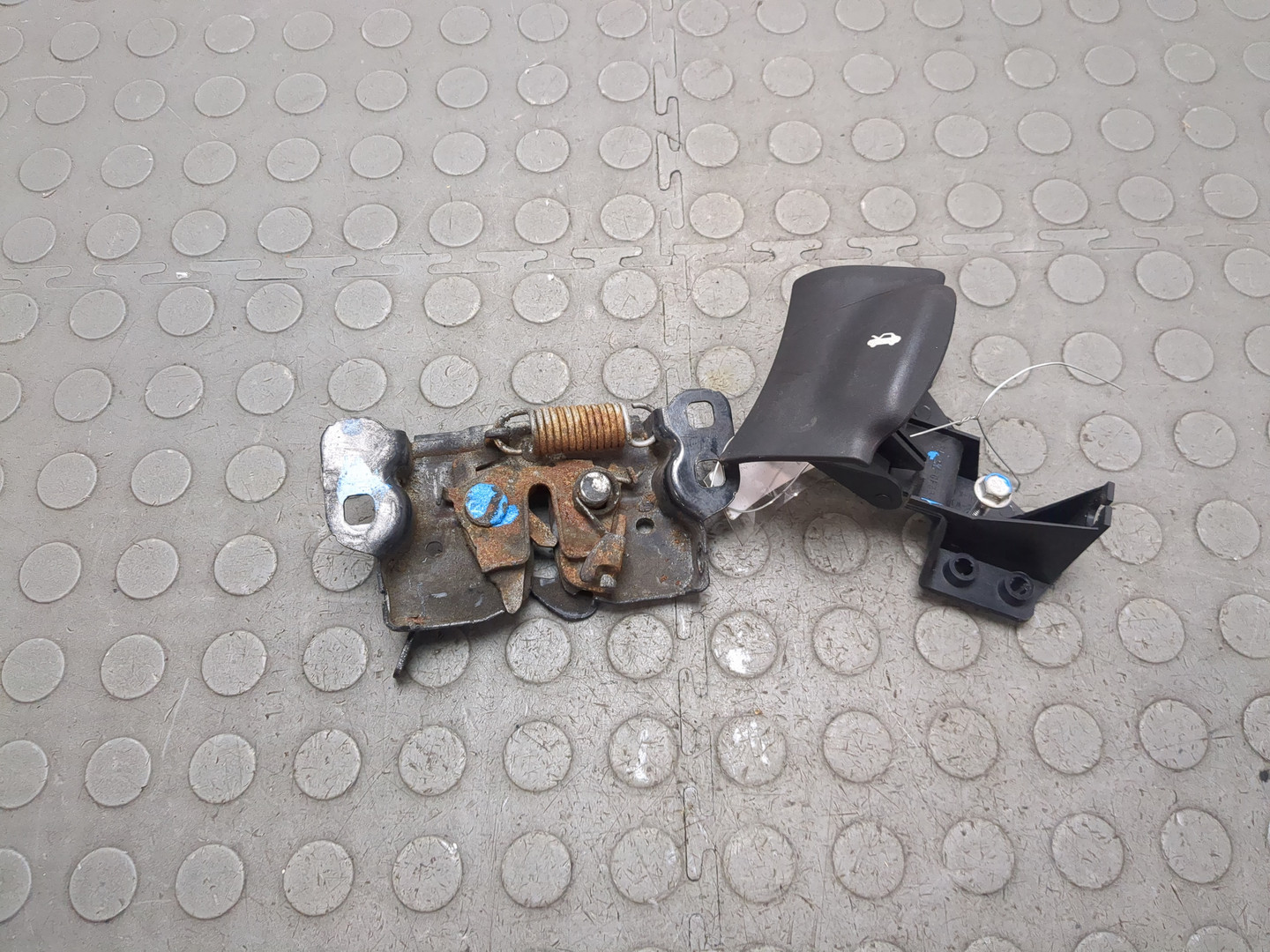 Замок капота