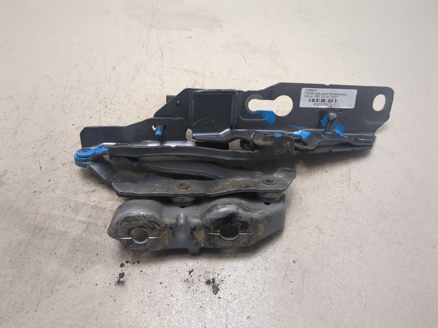 Петля крышки багажника