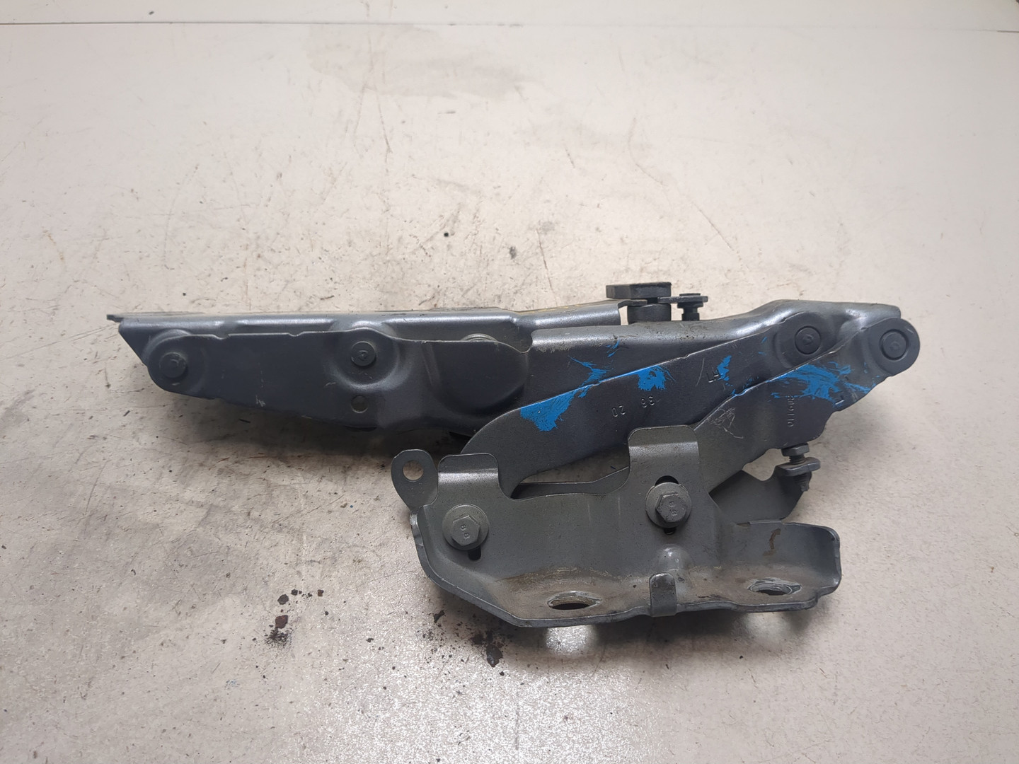 Петля крышки багажника