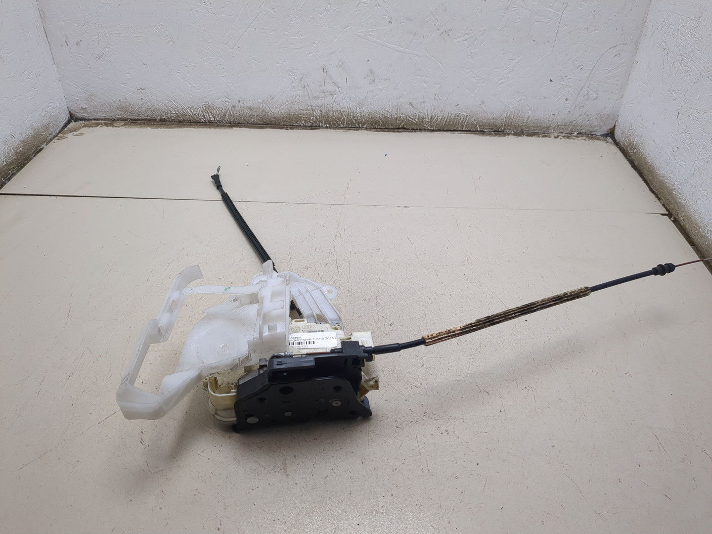 Замок двери передней правой