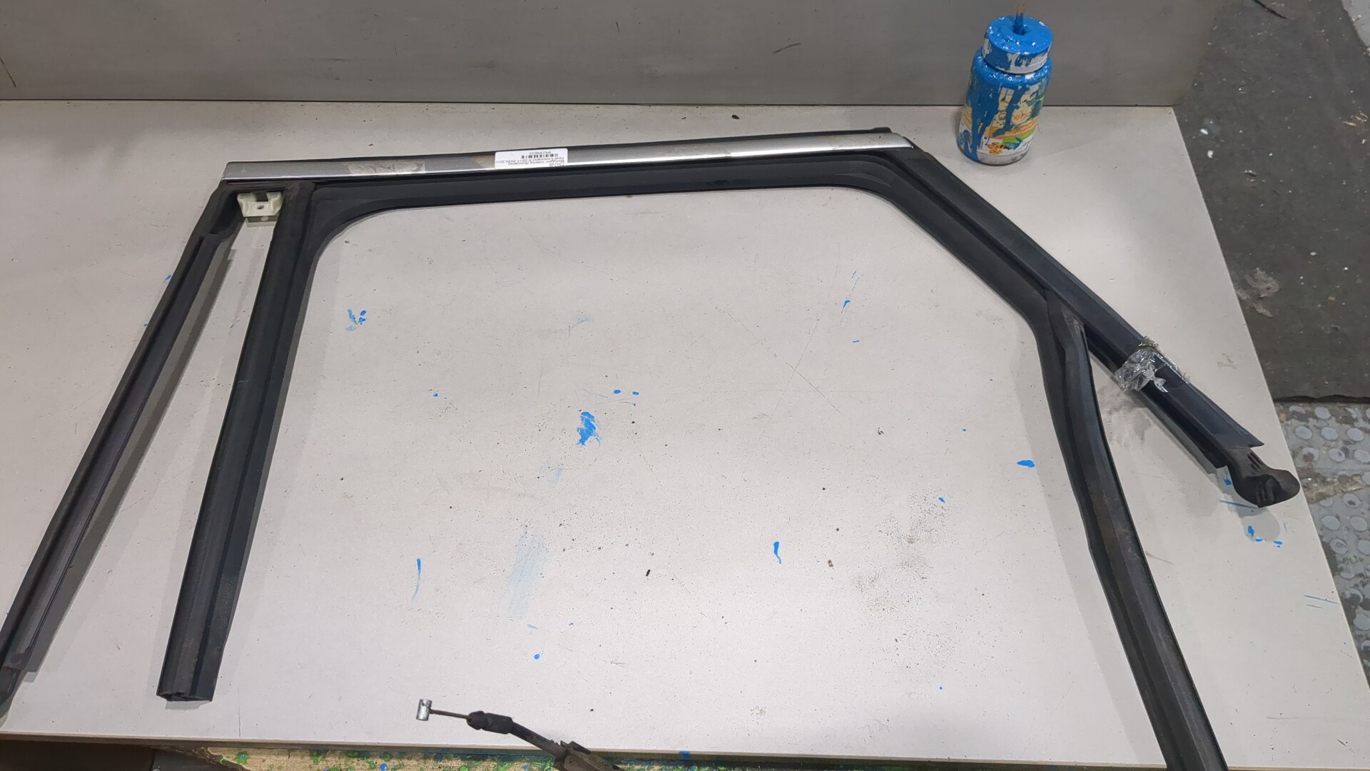 Накладка стекла заднего левого