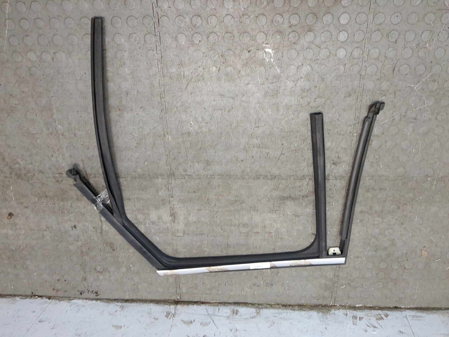 Накладка стекла заднего левого