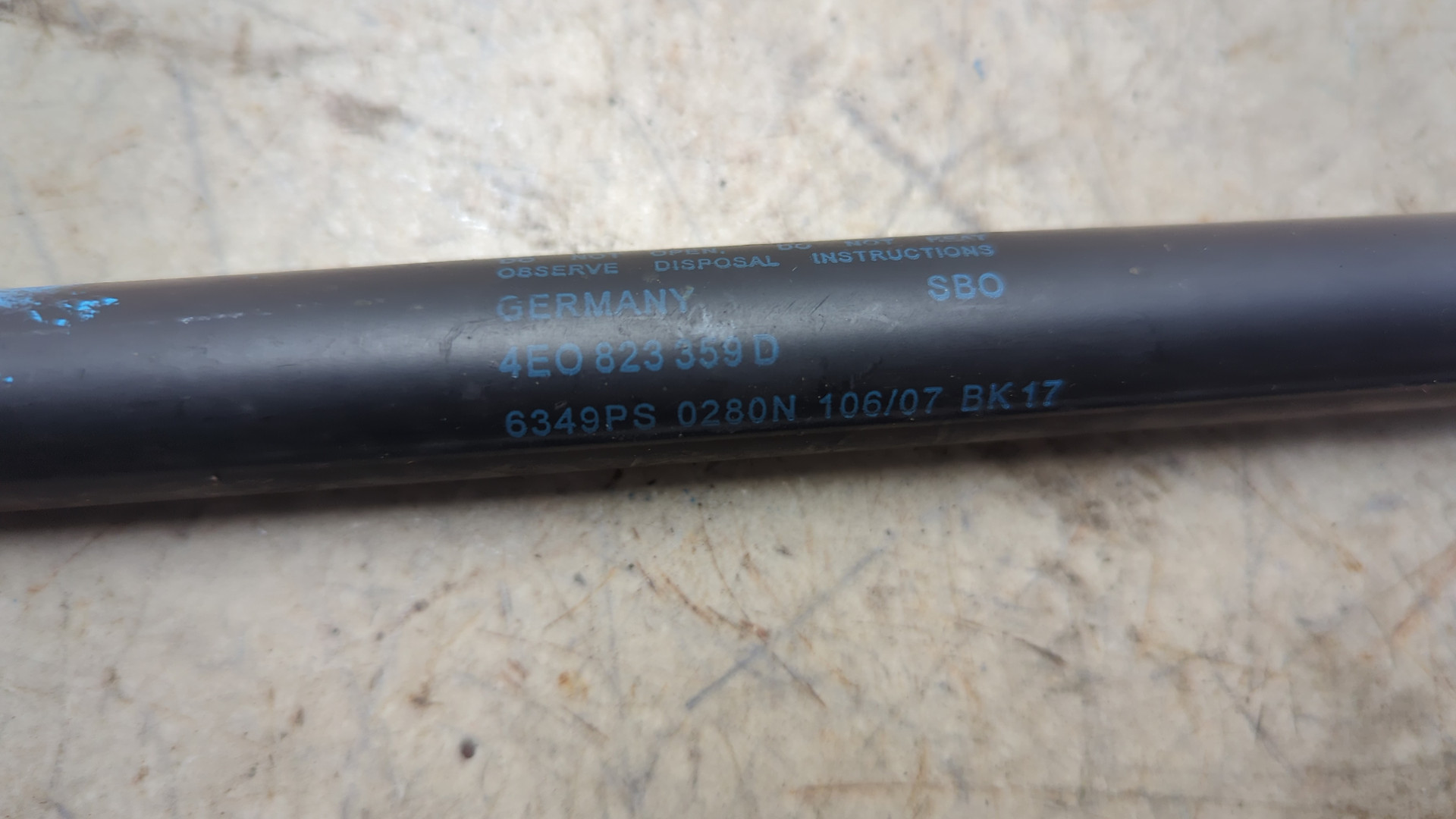 Амортизатор капота