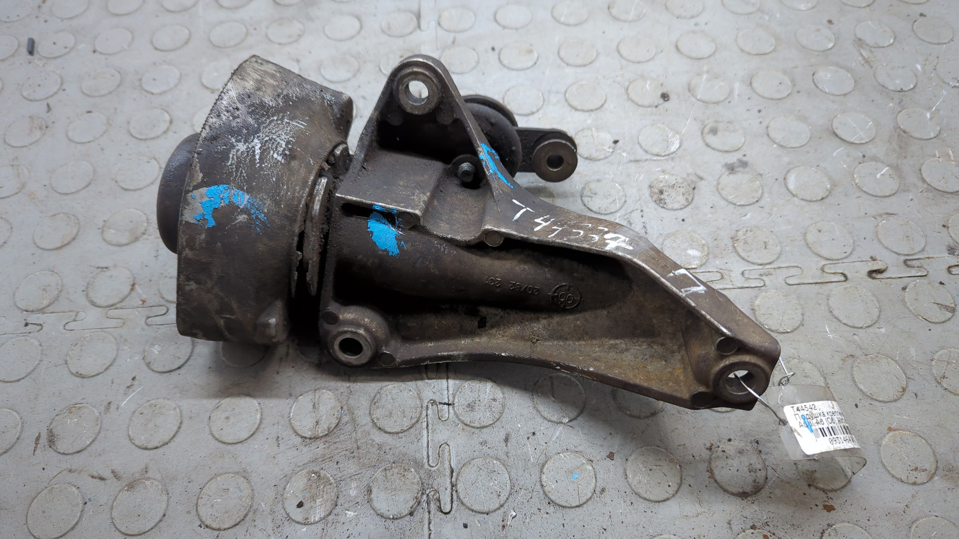 Опора КПП правая