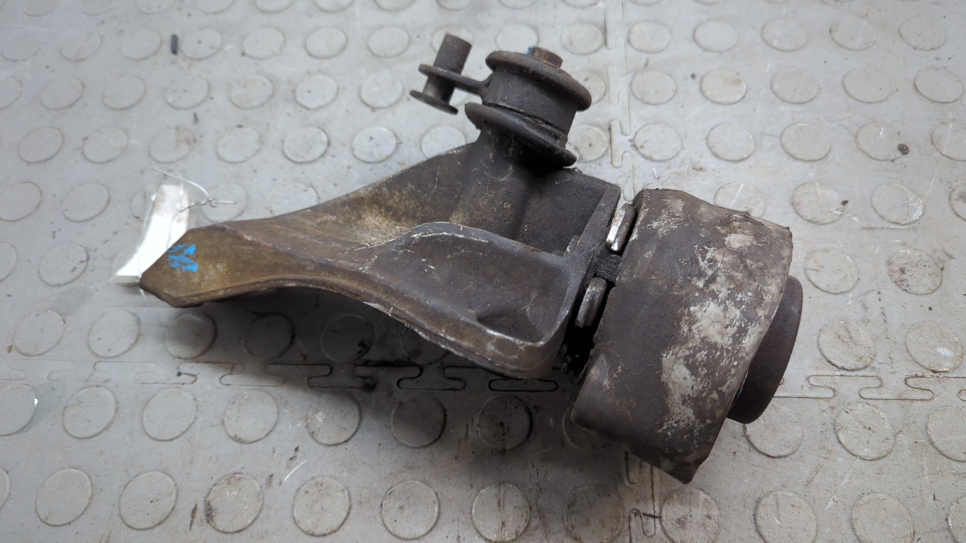 Опора КПП правая