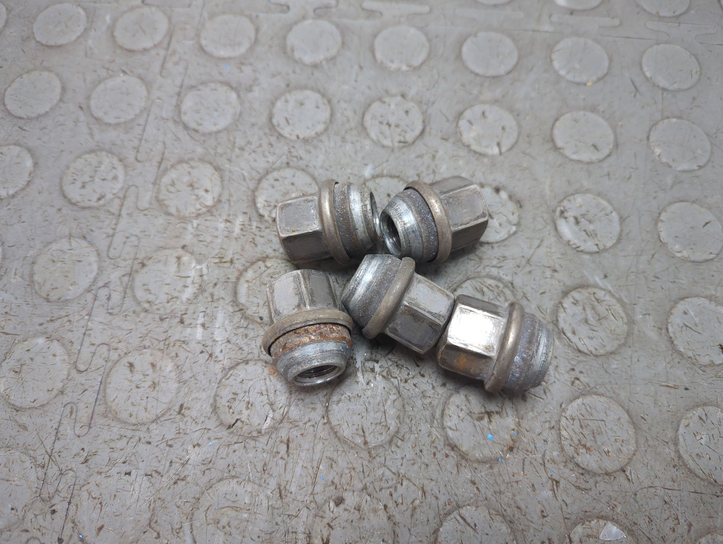 Гайка колеса