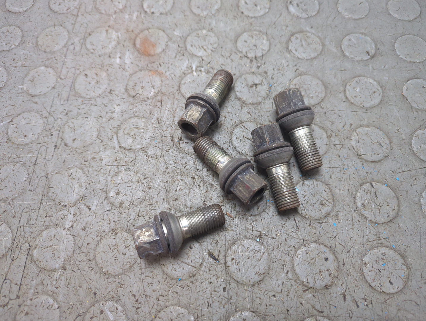 Болт колесный