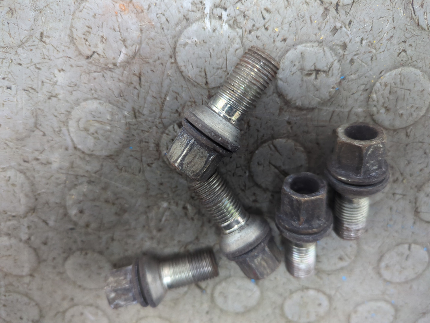 Болт колесный