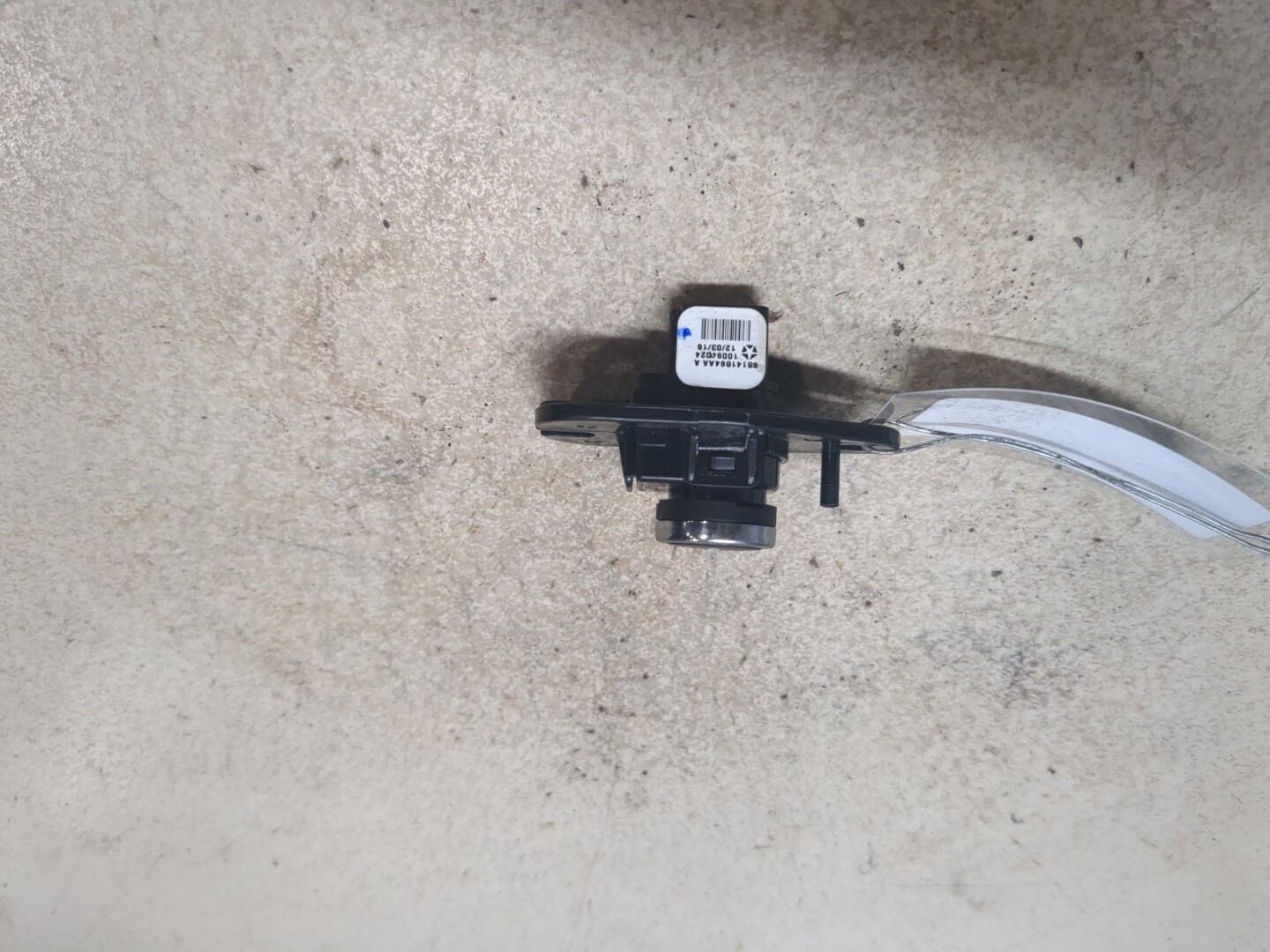 Кнопка открывания багажника