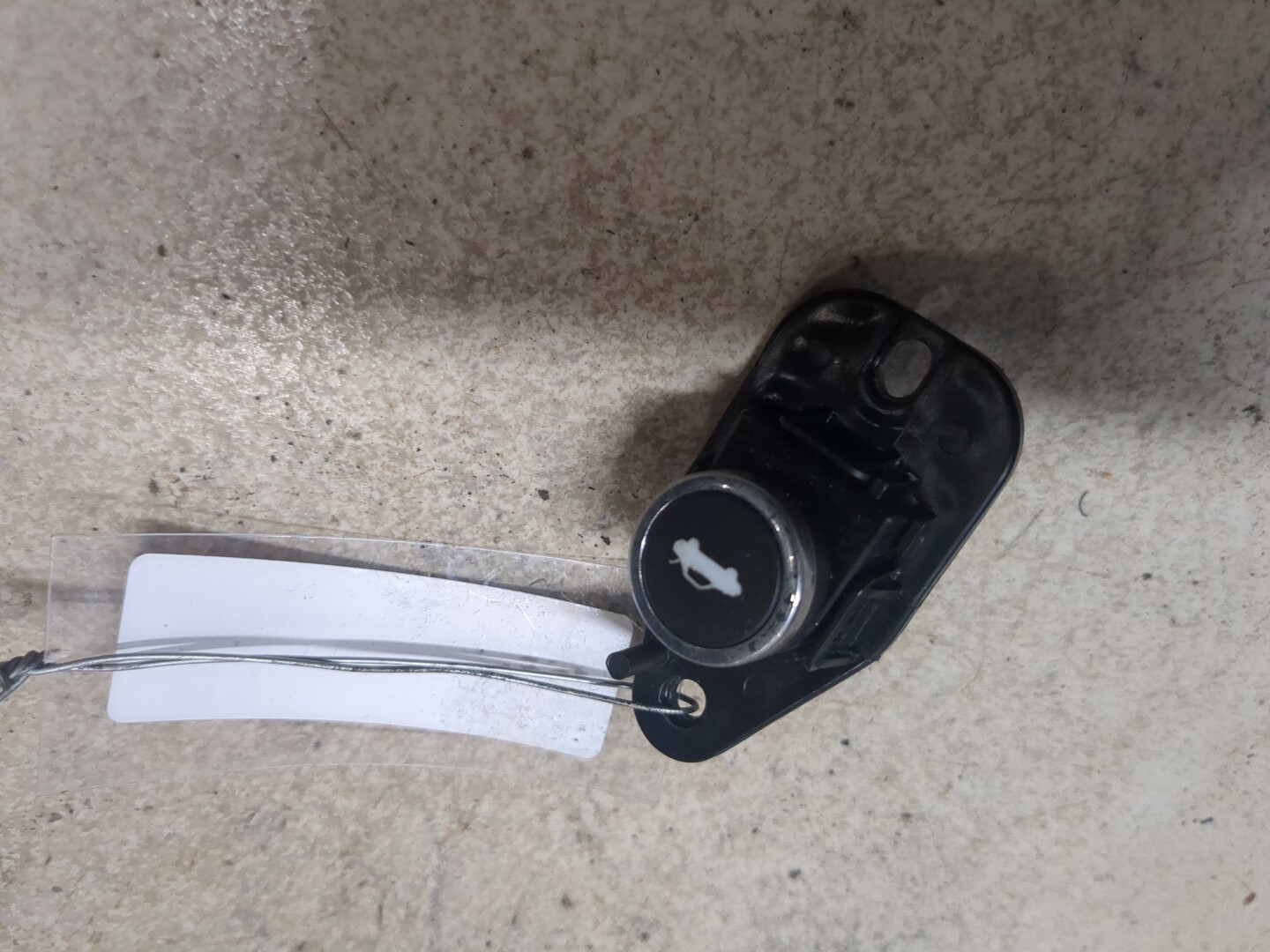 Кнопка открывания багажника