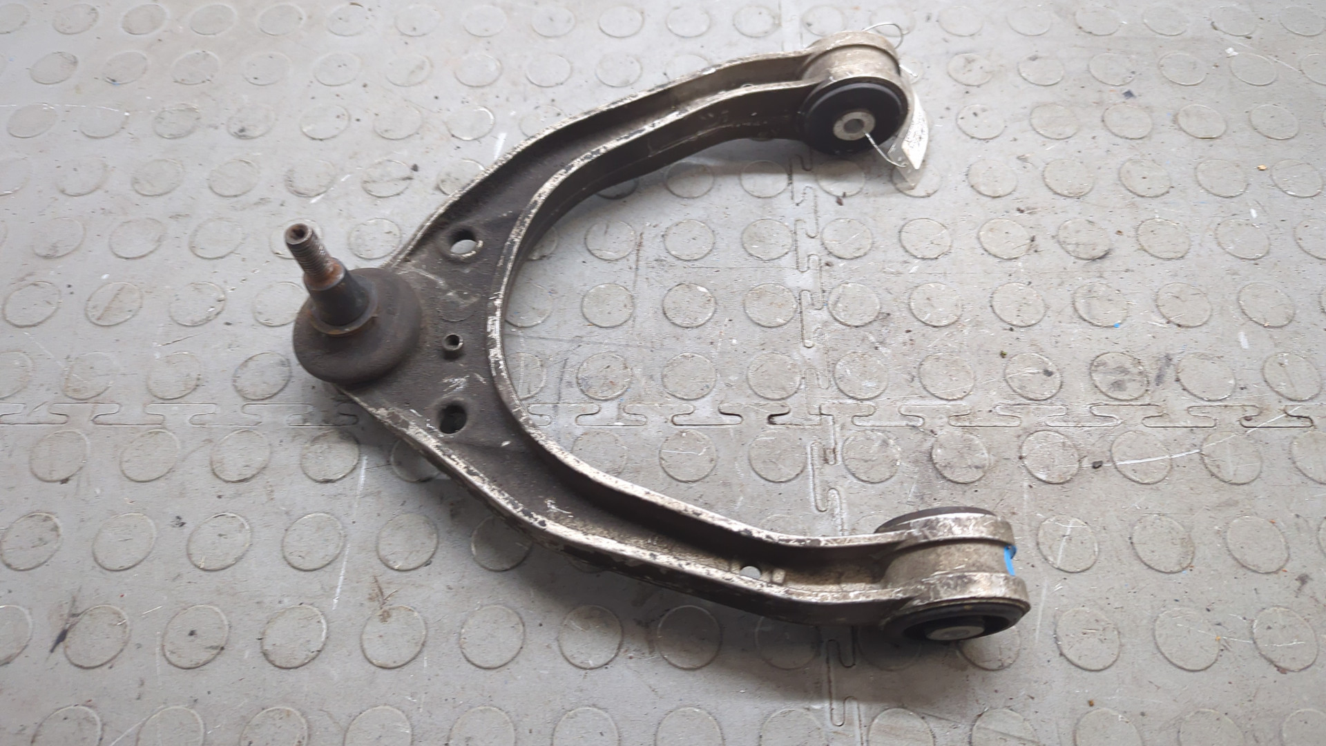 Рычаг передний левый