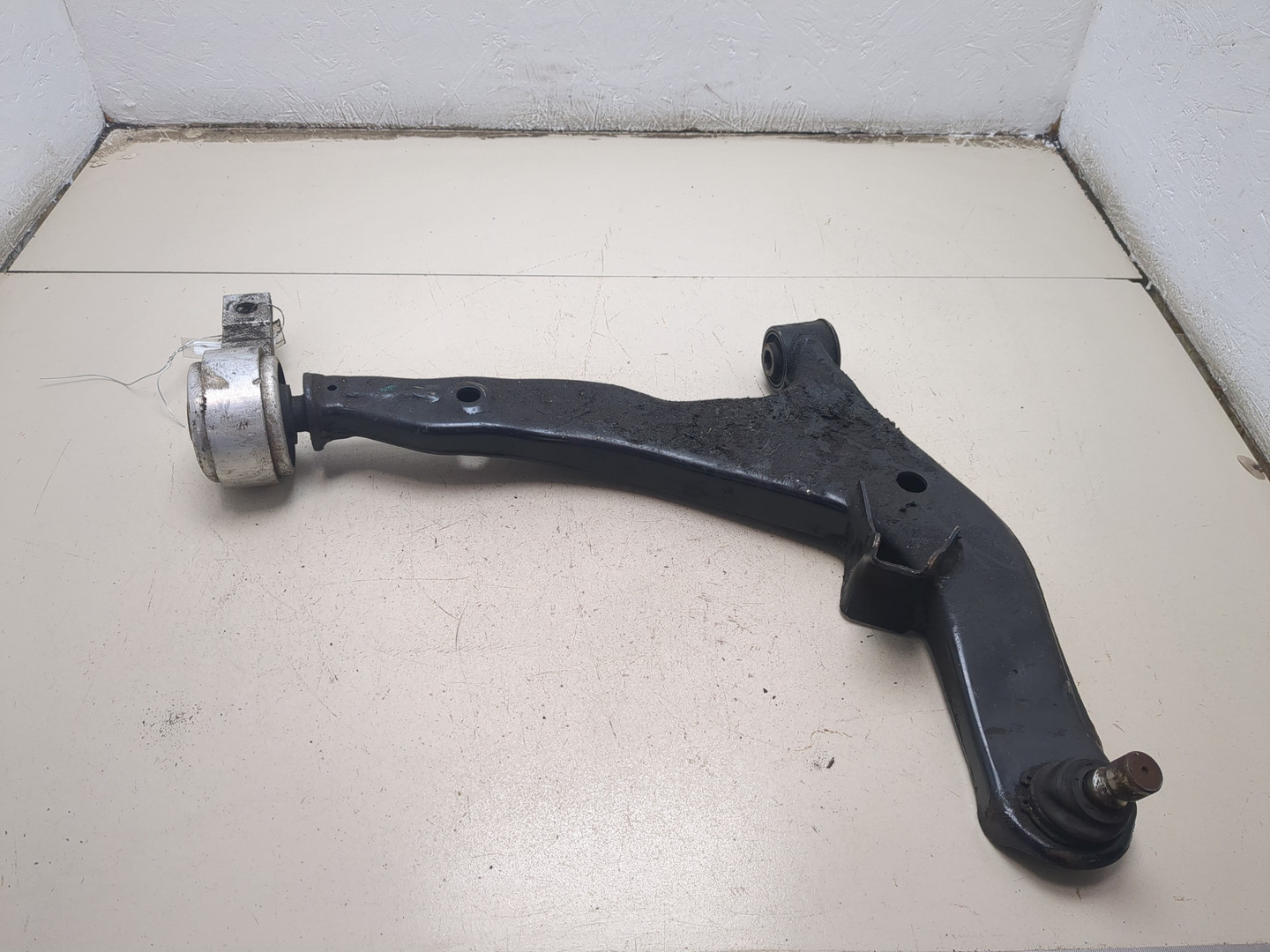 Рычаг передний правый